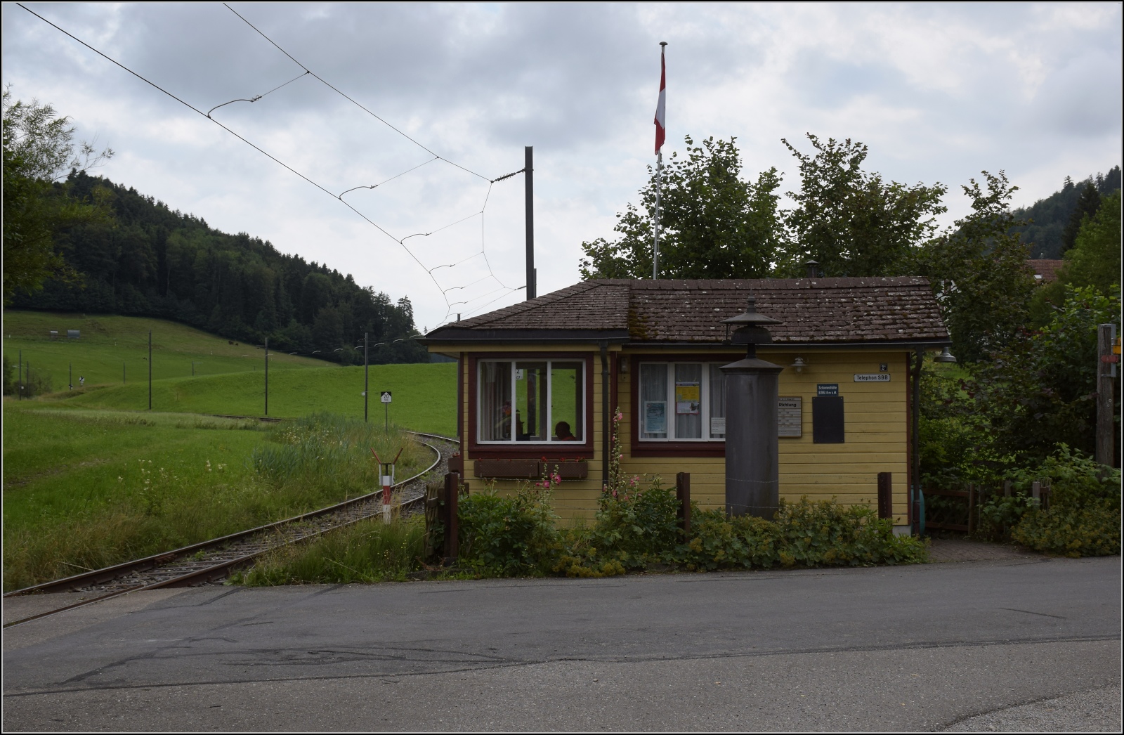 Fahrtag im Zürcher Oberland. 

Das Schrankenwärterhäuschen in Neuthal ist besetzt. Juli 2023.