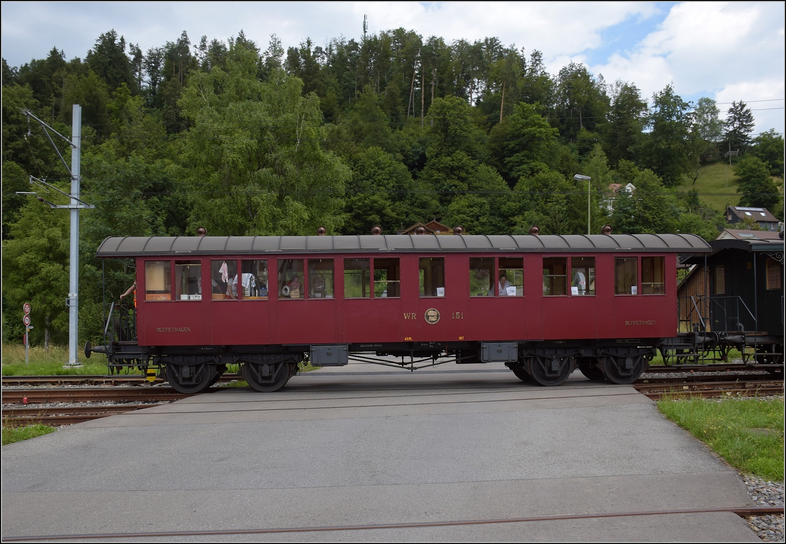 Fahrtag im Z�rcher Oberland. 

Die Rangierarbeiten in Bauma sind immer eine Fahrzeugparade: Speisewagen WR 151. Juli 2023.