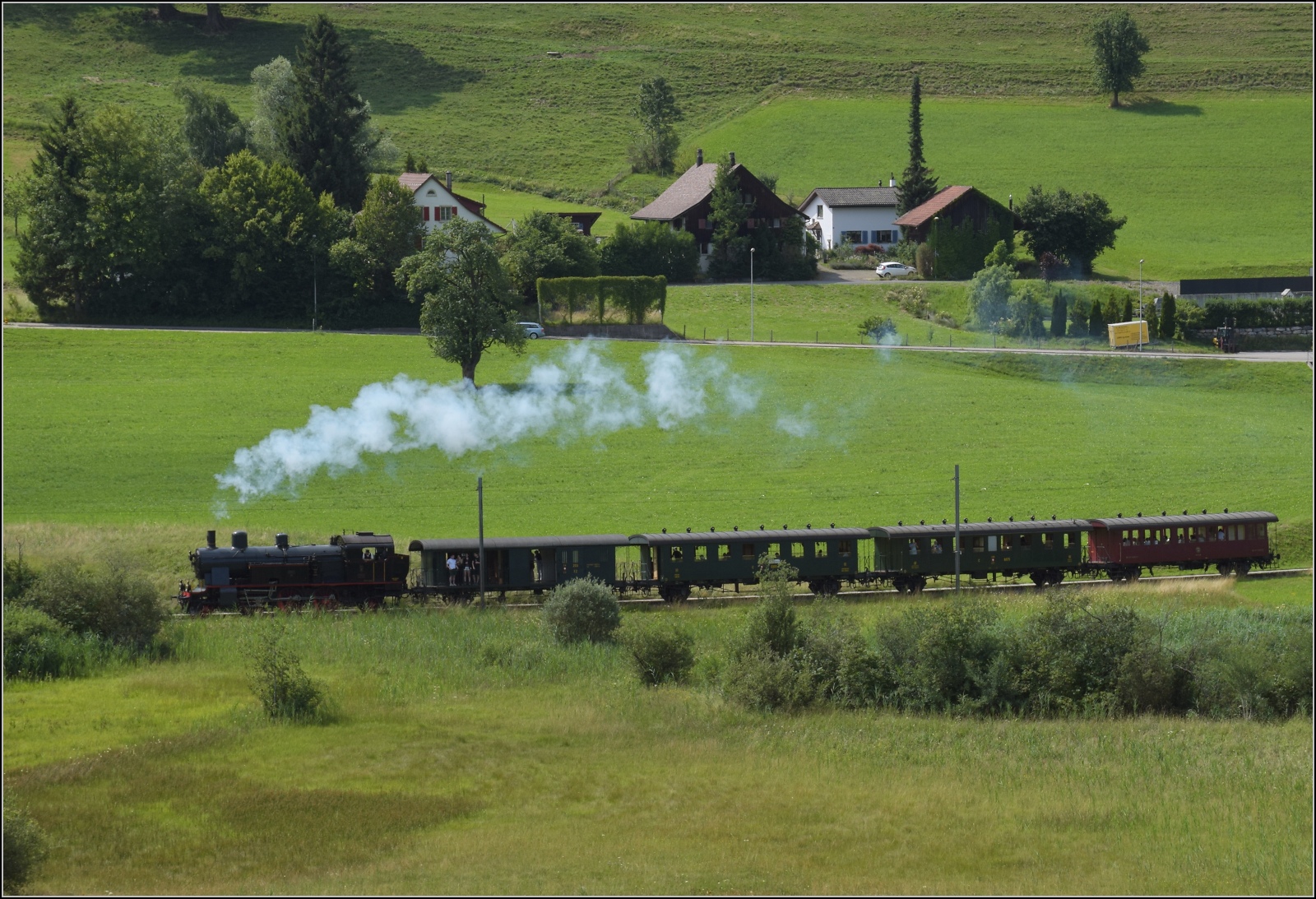 Fahrtag im Zürcher Oberland. 

Eb 3/5 der BT, heute durch den DLC betreut, mit ihrem Museumszug der DVZO beim Hansenriet in Neuthal. Juli 2023.