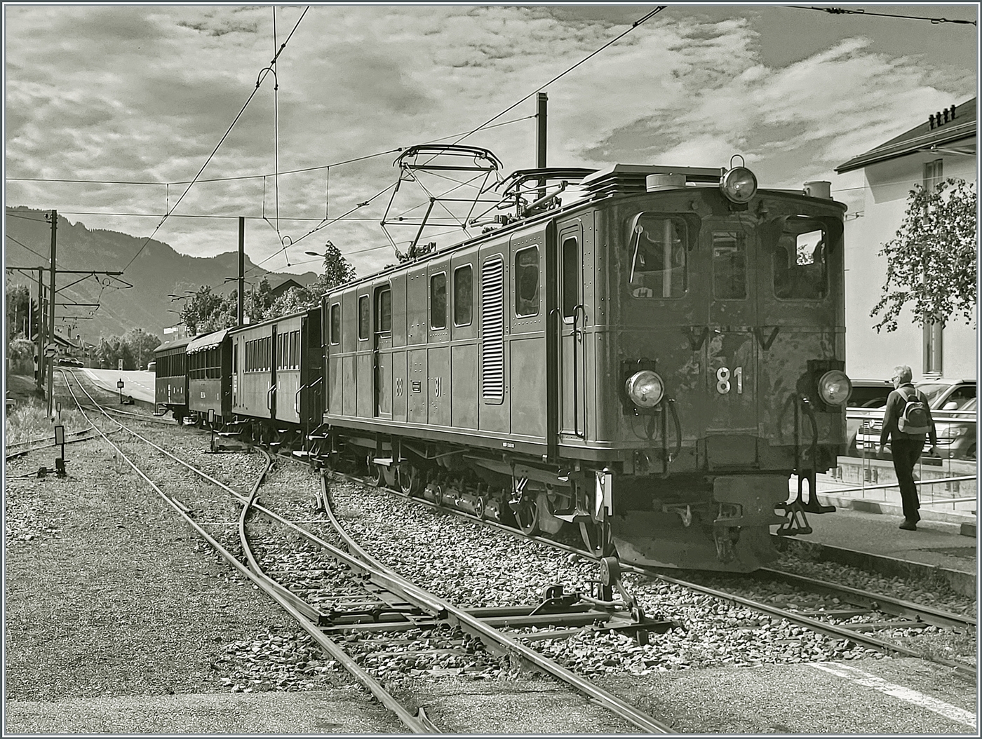 Festival Suisse de la vapeur 2024 / Schweizer Dampffestival 2024 der Blonay-Chamby Bahn. Die Bernina Bahn RhB Ge 4/4 81 der Blonay Chamby Bahn ist mit dem ersten Zug des diesjährigen  Festival Suisse de la vapeur 2024  in Blonay angekommen.

18. Mai 2024