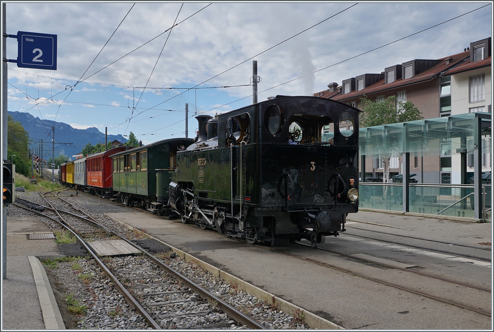 Festival Suisse de la vapeur (Schweizer Dampffestival 2024) - Immer besonders eindrücklich sind die direkten Züge von Vevey nach Chaulin welche recht früh nach Vevey überführt werden und ab Blonay genutzt werden können. In der Regel wird auf der Hinfahrt im  Sandwich  gefahren. An der Spitze des Zuges steht die BFD HG 3/4 N° 3. 

19. Mai 2024