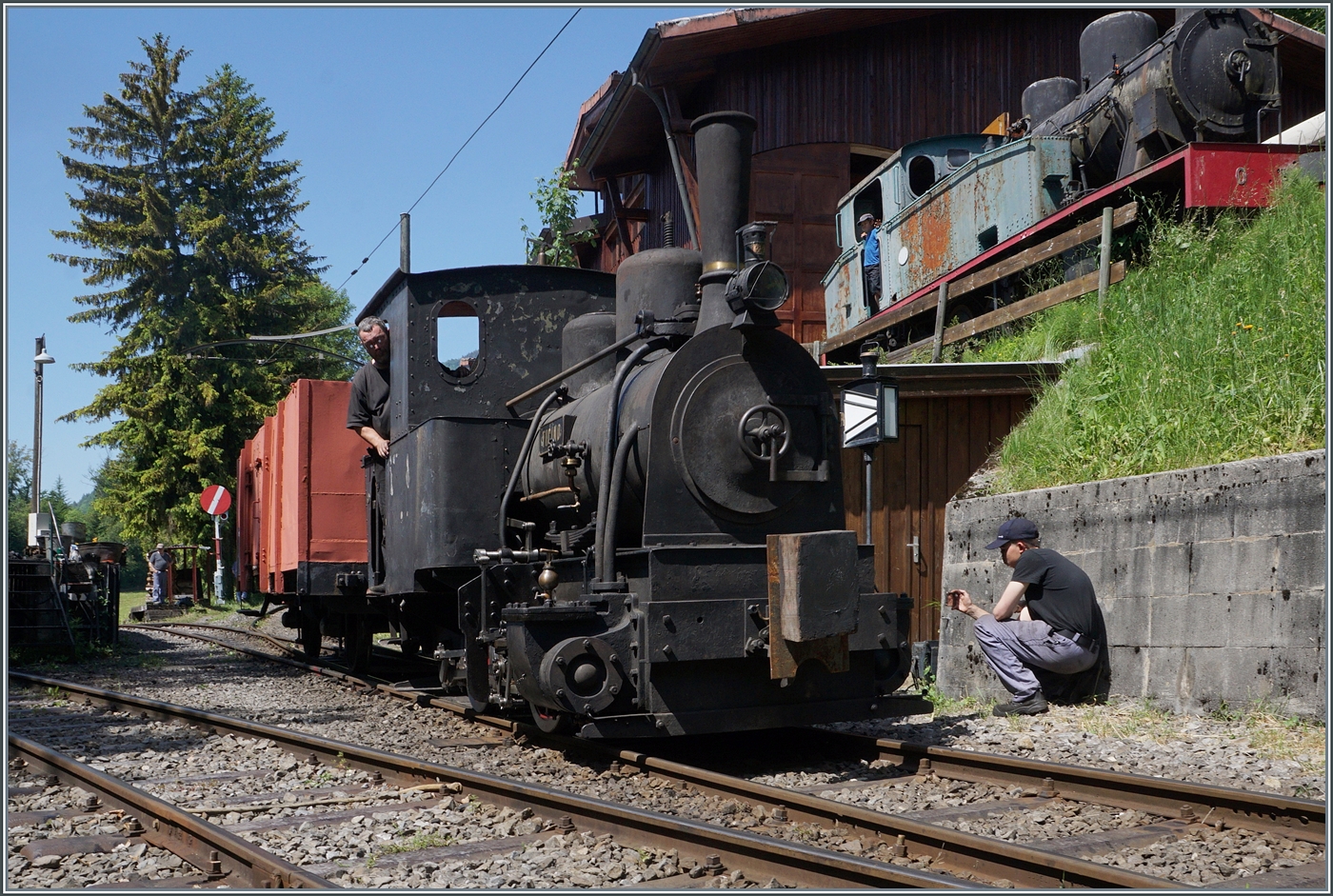 Festival Suisse de la vapeur / Schweizer Dampffestival 2026 - die Gastlok G 2/2 TICINO rangiert in Chaulin einen GFM G�terwagen. Dieser G�terwagen ist jedoch weit breiter als die Lok, so das beim Rangieren sehr vorsichtig vorgegangen wird. 

25. Mai 2026