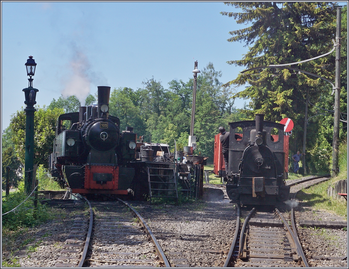 Festival Suisse de la vapeur / Schweizer Dampffestival 2026 - W�hrend die G 2x 2/2 105 mit Wasser und Kohle versorgt wird, rangiert die Gastlok G 2/2 TICINO in Chaulin einen GFM G�terwagen. Dieser G�terwagen ist jedoch weit breiter als die Lok, so das beim Rangieren sehr vorsichtig vorgegangen wird. 

25. Mai 2026