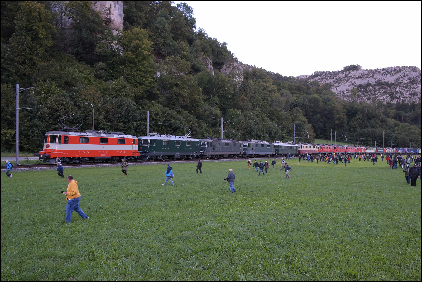 Grosses BoBo-Treffen in Balsthal: 60 Jahre Re 4/4 II in der Schweiz. 

Zum R�ckkehr der Paradenteilnehmer formiert sich die ganze Fotografenmeute neu. Von vorne nach hinten sind im Zug in der �usseren Klus zusammengestellt: Re 4/4 II 11141 (Swiss Express), 11173 (gr�n im Auslieferungszustand), 11335 (gr�n), 11161 (gr�n), Re 4/4 I 10039 (gr�n), Re 4/4 II 11393 (TEE), Re 4/4 III 11350 (rot), Re 4/4 II 11193 (rot), Re 4/4 11130 (rot), 11230 (Lion), 11257 (Entsorgung), 11252 (Wartung mit Durchblick), 11251 (175 Jahre Schweizer Bahnen), 11160 (Cargo), 11379 (Z�rich-M�nchen) und nur halb im Bild 11117 (WRS 502).

Oensingen, September 2024.