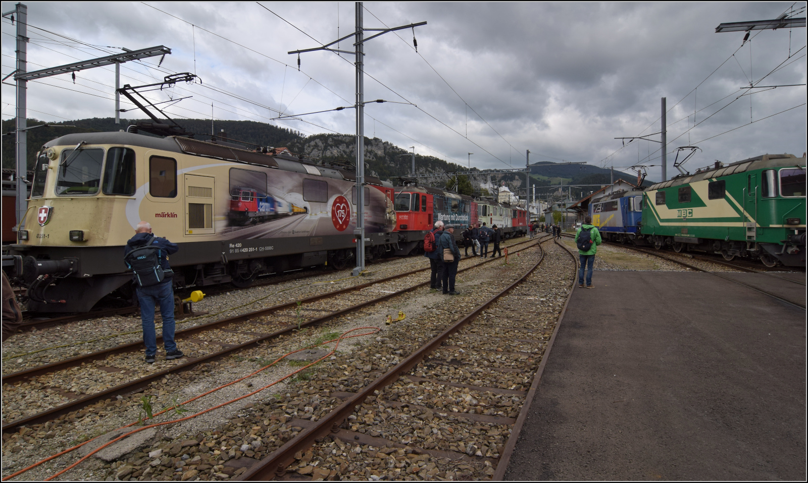 Grosses BoBo-Treffen in Balsthal: 60 Jahre Re 4/4 II in der Schweiz.

Re 4/4 II soweit das Auge reicht und die Ausstellung wurde immer wieder verändert, es war ein Kommen und Gehen der teilnehmenden Loks. Balsthal, September 2024.