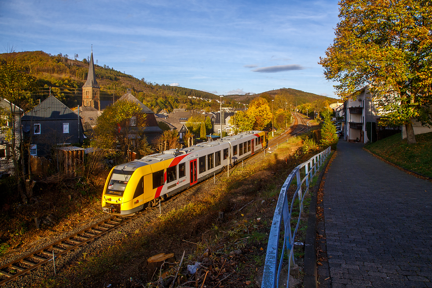 Heute Morgen bis zum Nachmittag sah es noch nicht danach aus, aber ab dem späten Nachmittag war Indian Summer.....
Zudem wurde in Herdorf an der Strecke der Hellertalbahn (KBS 462), zwischen dem Einfahrtsignal aus Betzdorf kommend und dem Bahnhof, großzügig freigeschneiten und Bäume gefällt. So ist nun eine neue Fotostelle entstanden. Was jetzt noch fehlt wären besondere Züge, wie früher in den 70/80er Jahren der TEE VT 11.5 (Baureihe 601). So muss mit der HLB vorlieb nehmen.

Hier verlässt der VT 502 (95 80 1648 102-9 D-HEB / 95 80 1648 602-8 D-HEB) ein Alstom Coradia LINT 41 der neuen Generation der HLB (Hessische Landesbahn GmbH) am 25.10.2022 den Bahnhof Herdorf und fährt als RB 96  Hellertalbahn  (Dillenburg – Haiger - Neunkirchen - Herdorf – Betzdorf) weiter in Richtung Betzdorf (Sieg).
