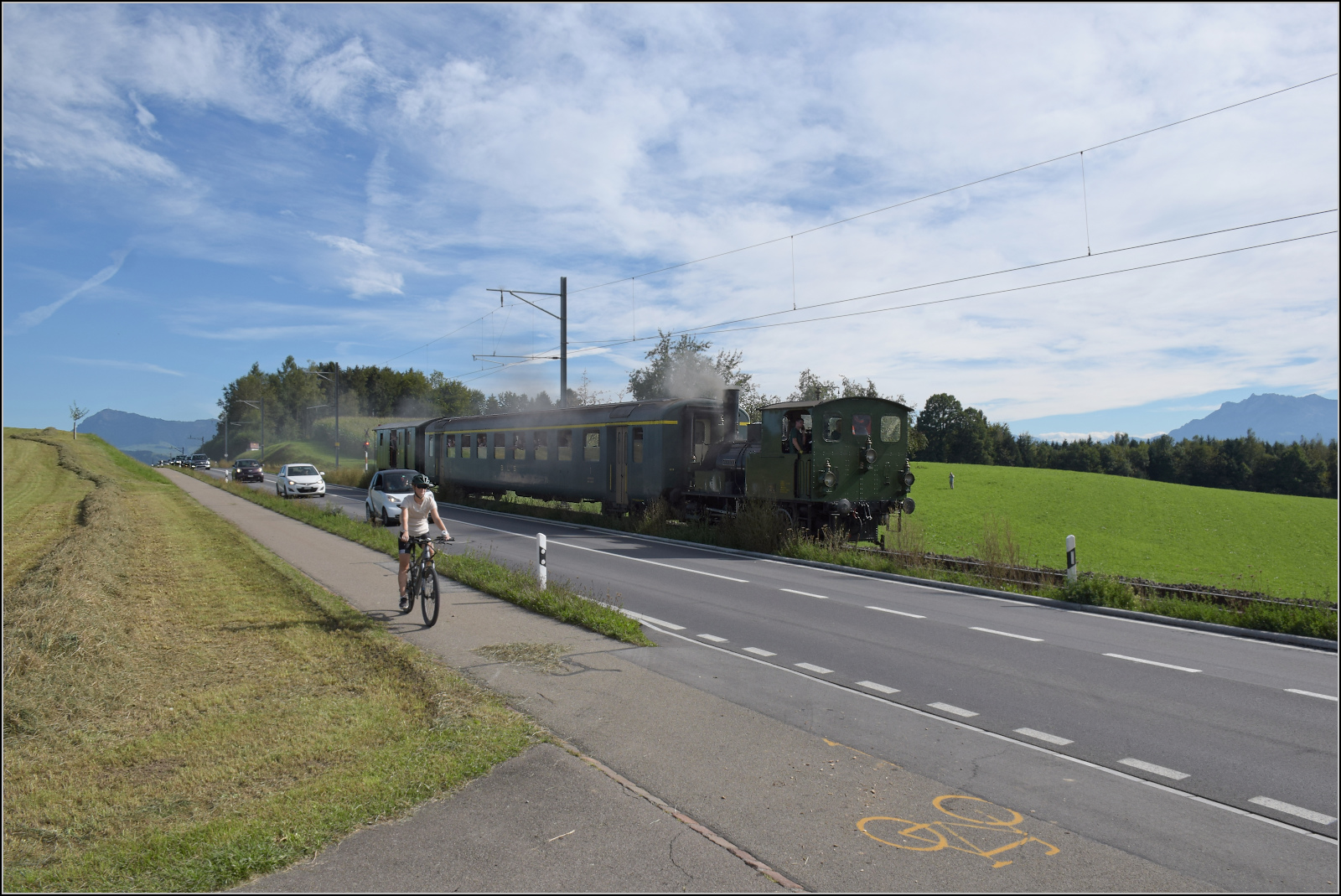 Historische Seethalbahn in Aktion.

E 3/3 'Beinwyl' der Seethalbahn mit BLS A 801 und SBB F 16847 hat den Scheitelpunkt der Strecke zwischen Ballwil und Hochdorf bereits überquert. September 2024.
