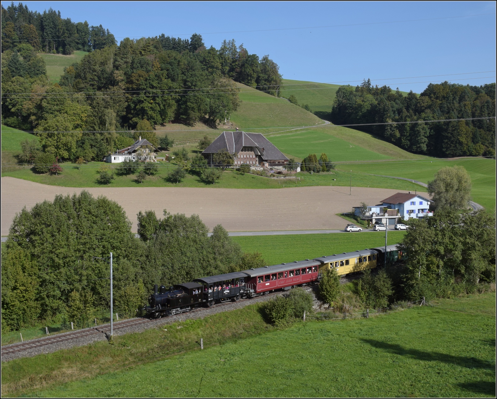 Huttwiler Dampftage. 

Ed 3/4 51 der Bern-Schwarzenburg-Bahn auf dem Weg nach Sumiswald und Wasen. D�rrenroth, Oktober 2023.