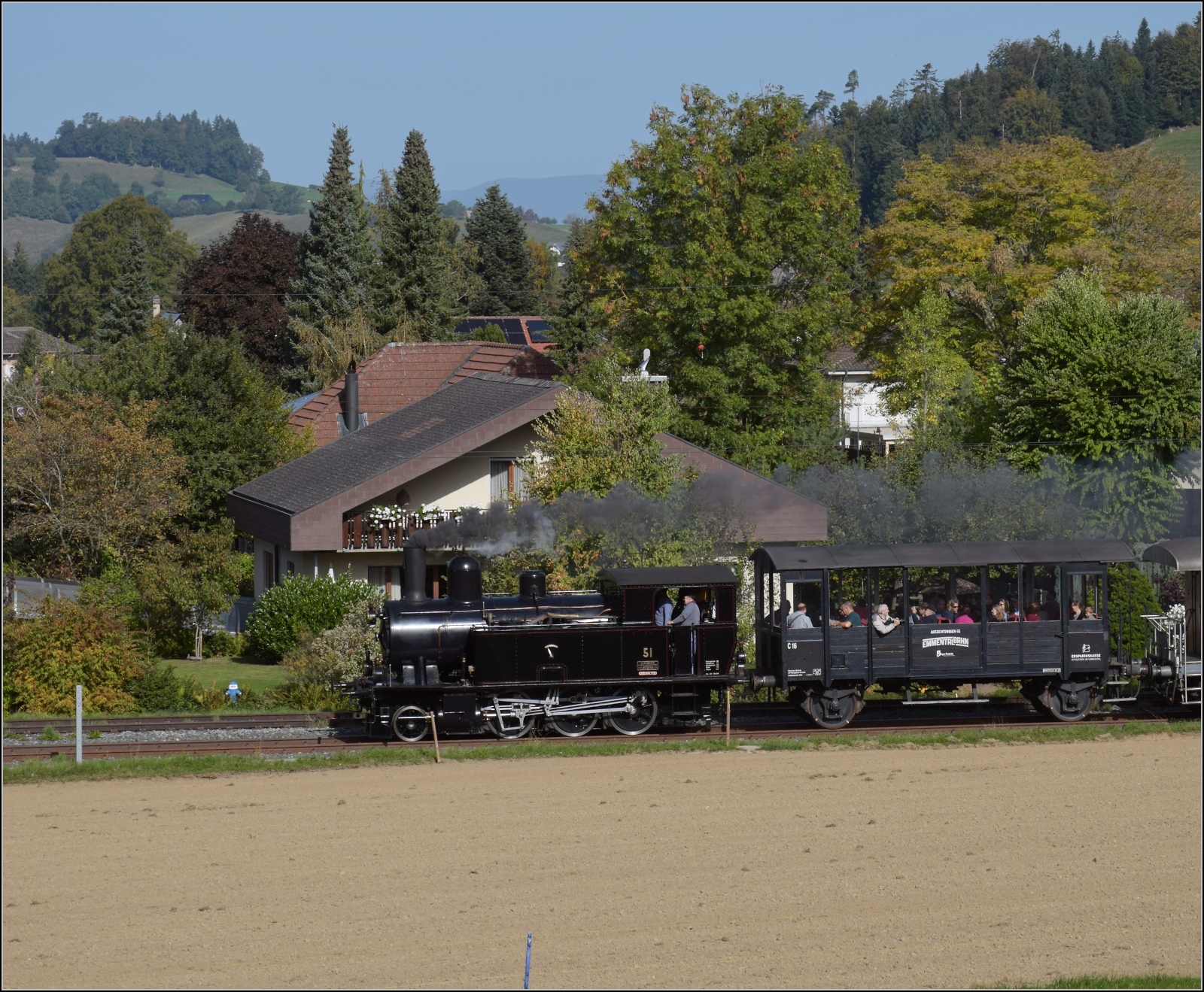 Huttwiler Dampftage. 

Ed 3/4 51 der Bern-Schwarzenburg-Bahn auf dem Weg nach Sumiswald und Wasen. Huttwil, Oktober 2023.