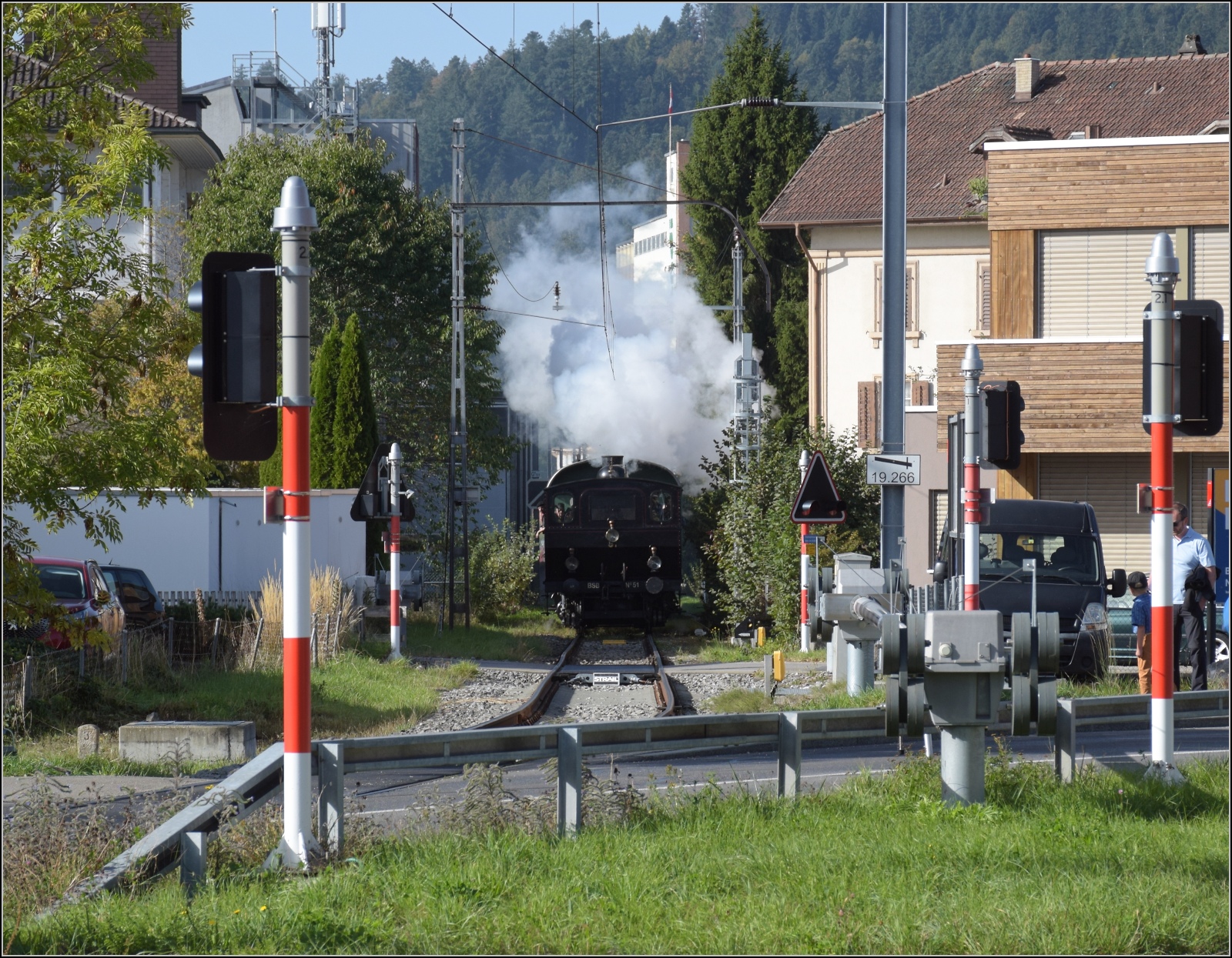 Huttwiler Dampftage. 

Ed 3/4 51 der Bern-Schwarzenburg-Bahn bei Einfahrt nach Huttwil.  Oktober 2023.