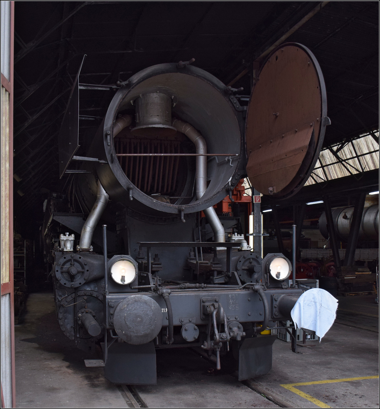 Im Depot des VVT.

Blick in den Kessel von 52 221. St-Sulpice, Mai 2024.
