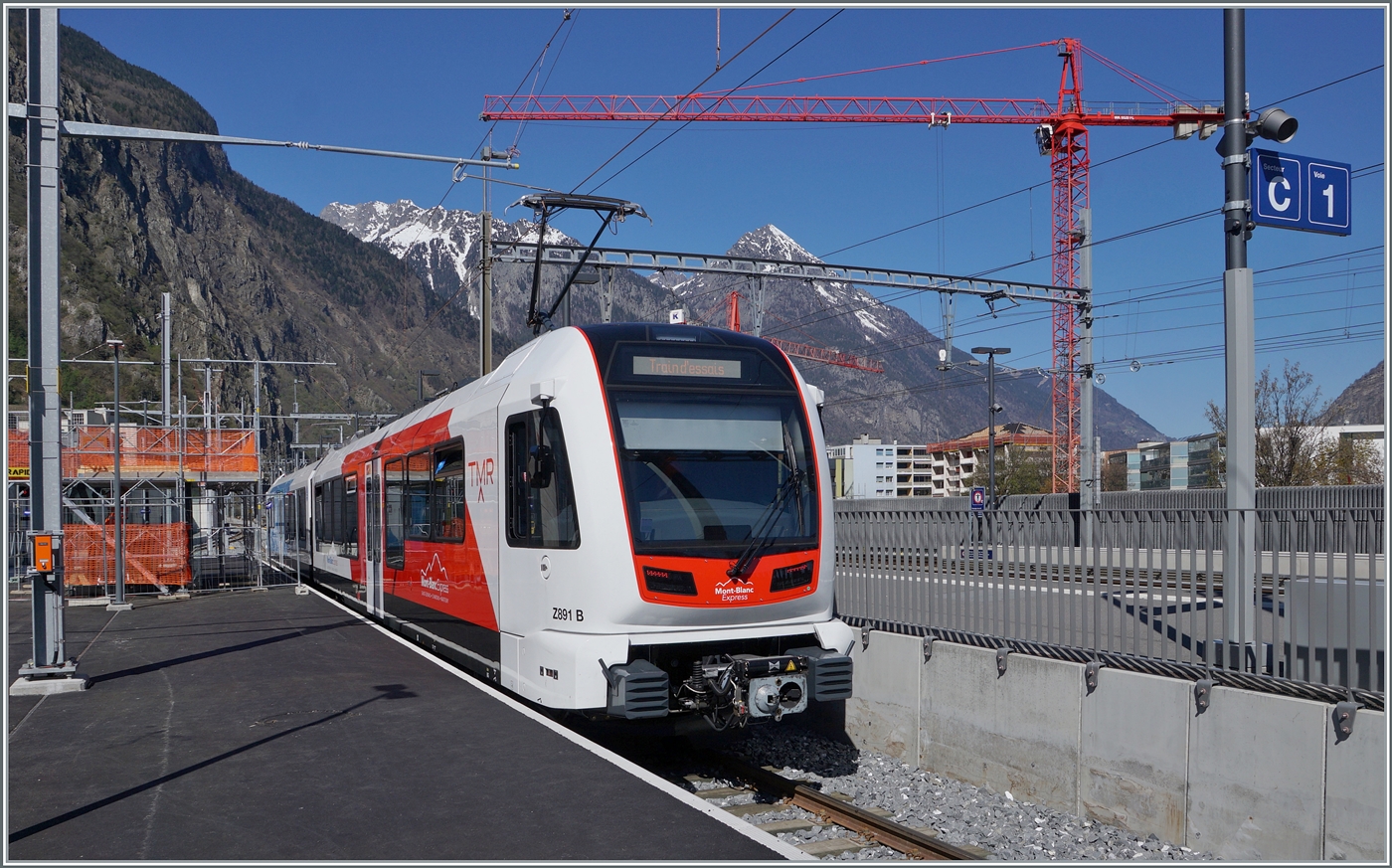 Im neu gestalteten Bahnhof von Martigny (TMR) ist der neue TMR Beh 4/8 91 bzw. SNCF 891 (90 85 838 0891-4) auf einer Testfahrt. Leider fuhr der Zug nur knapp bis hinter das Ausfahrtsignal statt bis zum Prellbock, so dass dieses Bild nicht ohne störende Elemente zustande kam. 9. April 2026 