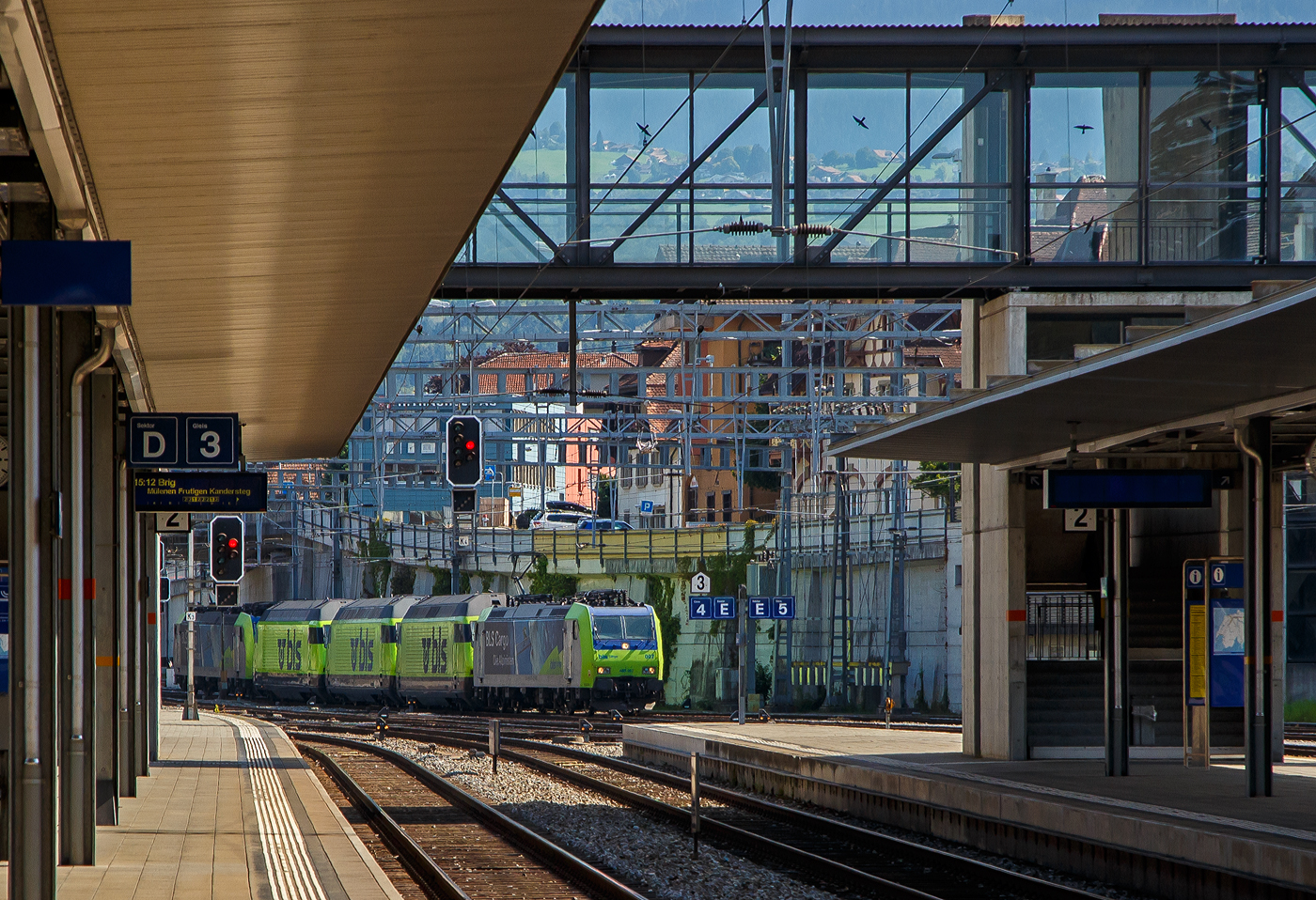 Im Sandwich zweier BLS Re 485 (Bombardier TRAXX F140 AC1), drei BLS Re 465 im neuen leuchtenden BLS-Grün mit blauem Logo, fährt der Lokzug von der BLS Werkstätte Spiez am 08 September durch den Bahnhof Spiez. Vorne ist die BLS Cargo Re 485 007 (91 85 4485 007-9 CH-BLSC). Für eine bessere Sichtung war ich hier am falschen Bahnsteig.

Vermutlich war diese eine Überführung der 3 Re 465 zwischen den BLS Werkstätten Spiez und Bönigen. Die Re 465 waren fertig lackiert, aber wohl noch nicht fertig modernisiert, und so konnten sie auch nicht selbst fahren.

In den Jahren 2019 bis 2022 wurden die Lokomotiven einem Refit unterzogen. Darin enthalten waren unter anderem der Einbau der Vielfachsteuerung ZMS für den Güterverkehr mit Traxx- und Vectron-Lokomotiven und ETB (Ethernet Train Backbone) für den Autoverlad am Lötschberg. Die Kästen wurden saniert und neu in hellem BLS-Lindengrün mit blauem Logo lackiert. Die Arbeiten wurden in den eigenen Werkstätten der BLS ausgeführt, die Kosten beliefen sich auf 20 Millionen Franken.
