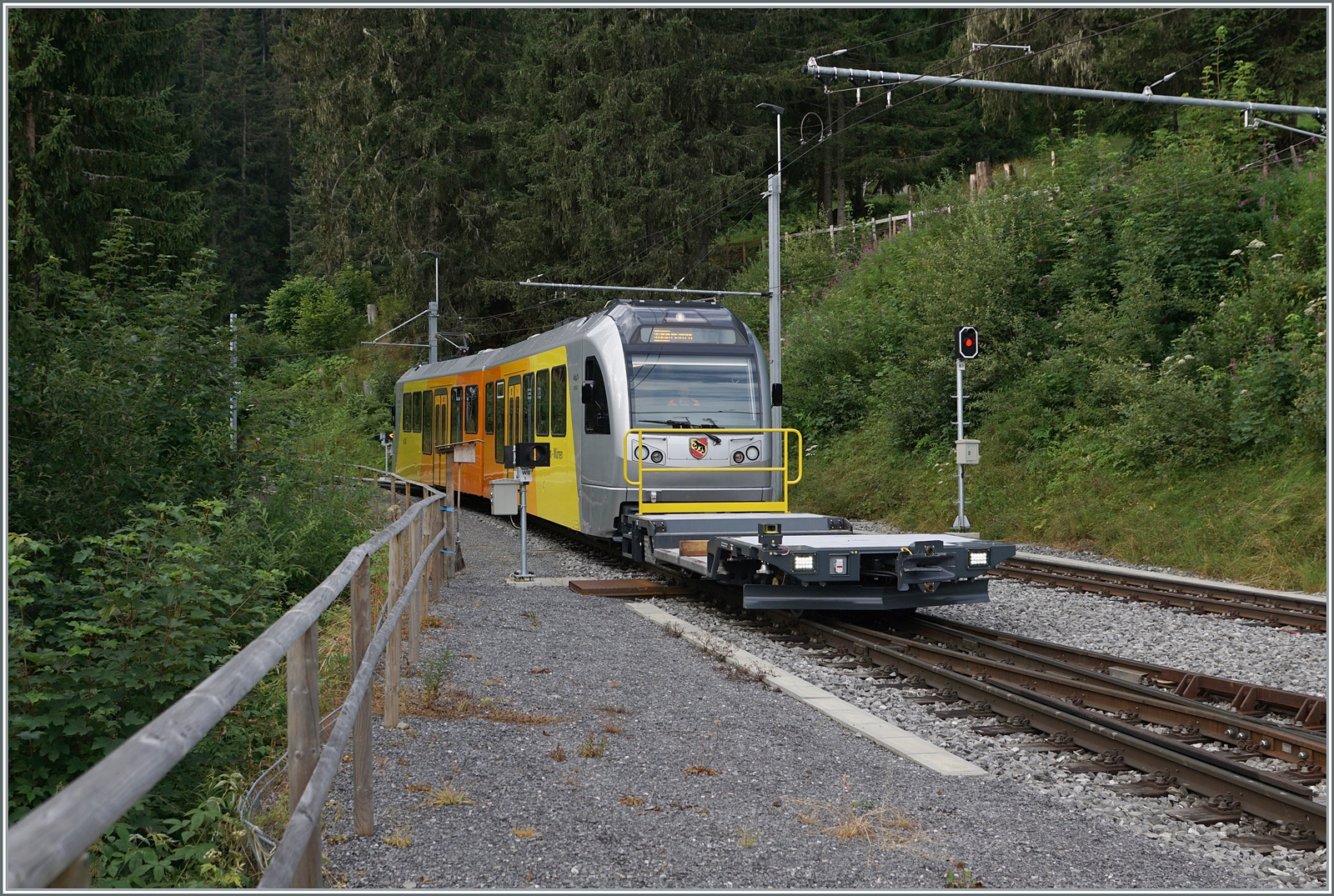 In Grütschalp wird der Be 4/6 102  Mönch  bereitgestellt. Er wird den bis anhin gefahrenen Halbstundentakt zum Viertelstundentakt ergänzen. 

Neben dem Triebwagen ist auch der Vorstellwagen mit der Bezeichnung Lkpl neu. 

8. Aug. 2024