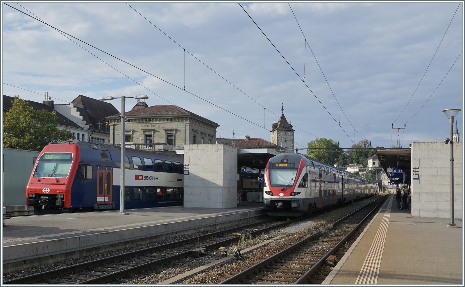 In Schaffhausen wartet der SBB RABe 511 023 als RE nach Zürich auf die Abfahrt. Zwischenzeitlich sind die Leistungen mehrheitlich auf die neuen RABe 512 übergegangen.

8. Juni 2022