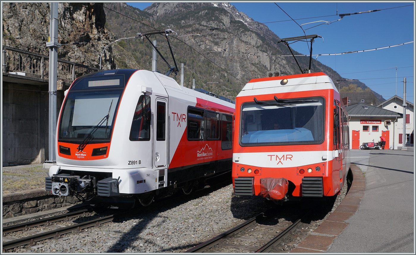 In Vernayaz M-C begegnet der TMR Beh 4/8 72 (UIC 90 85 838 072-4 CH-TMRSA) dem neuen TMR/SNCF Beh 4/8 (90 85 838 0891-4). W�hrend letzterer als Regionalzug 18977 auf dem Weg von Vallorcine nach Martigny ist, werden mit dem neuen Beh 4/8 91 Testfahrten zwischen Vernayaz MC und Martigny unternommen. 

9. April 2026 