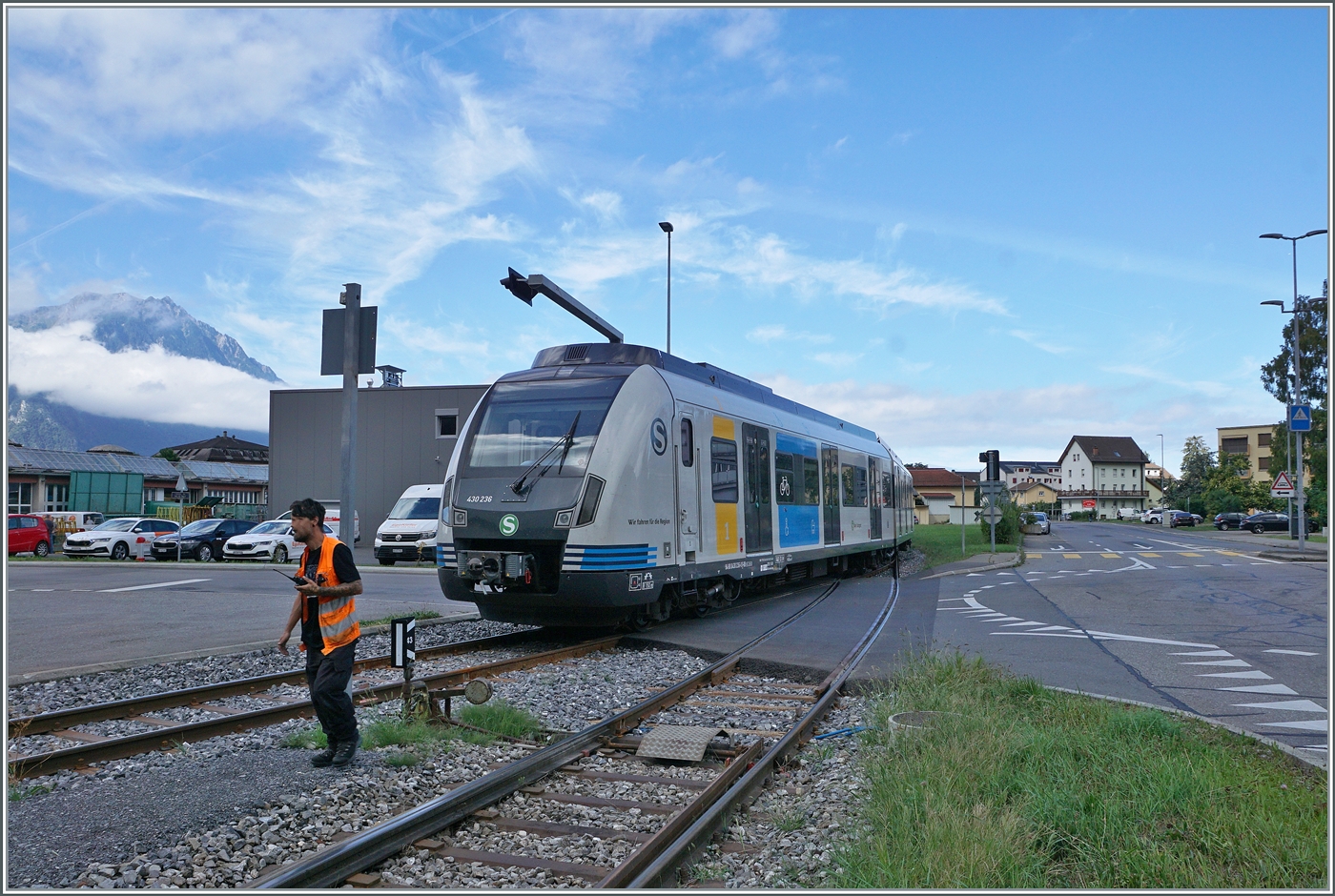 In Villeneuve werden die beiden Stuttgarter S-Bahn Triebwagen 430 236 und 727 langsam ins Alstom Werk Villeneuve rangiert.

6. Sept. 2024