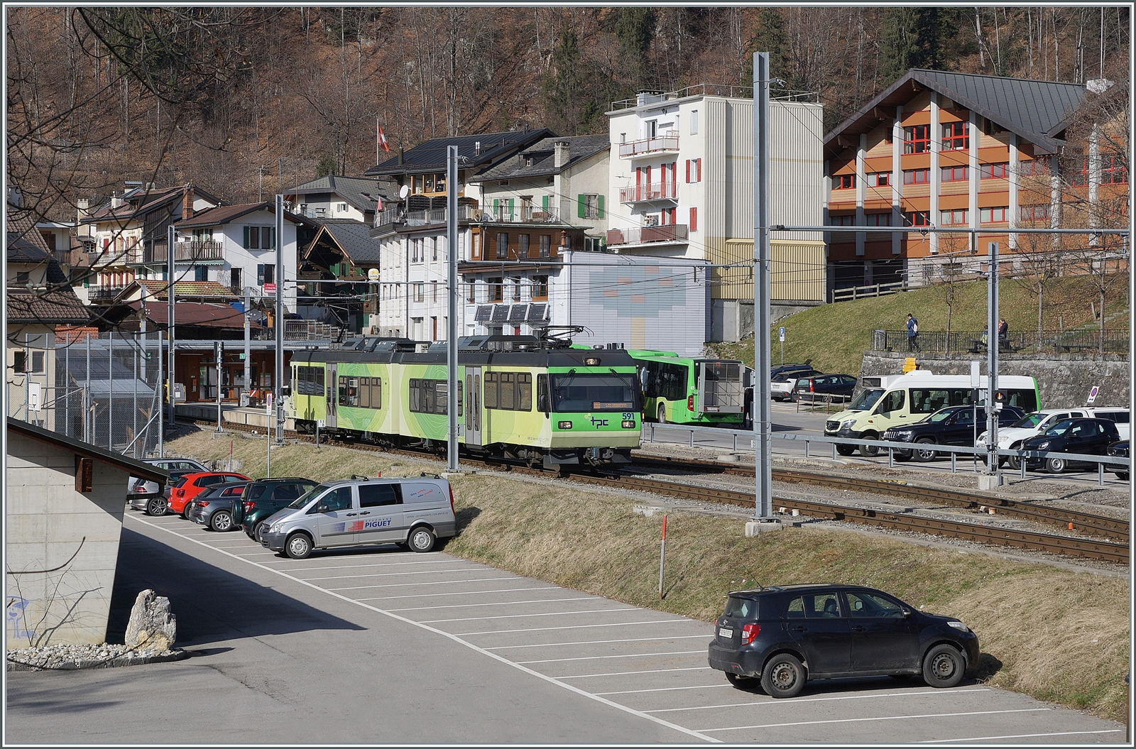 Kurz darauf ist auch de TPC Beh 4/8 591 nach Les Diablerets wieder auf der Weiterfahrt. 

17. Februar 2024