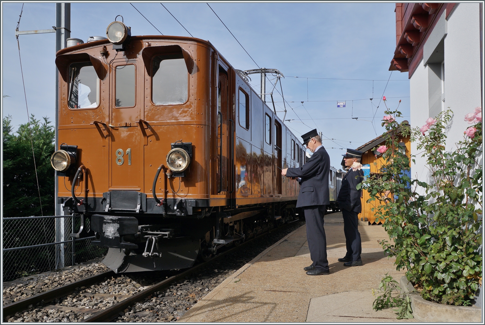 La DER de la Saison! (Saisonabschlussfeier der Blonay-Chamby Bahn 2022) - und gerade noch rechtzeitig um Saisonabschluss hat es die Ge 4/4 geschafft, von ihrem Besuch in der alten Heimat an die Waadtländer Riviera zurückzukehren. Hier zeigt sich die faszinierende Lok in Chamby kurz vor der Abfahrt nach Chaulin. 

29. Okt. 2022