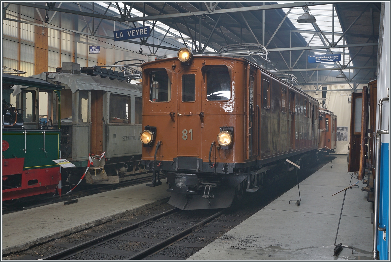La DER de la Saison! (Saisonabschlussfeier der Blonay-Chamby Bahn 2022) - und gerade noch rechtzeitig um Saisonabschluss hat es die Ge 4/4 geschafft, von ihrem Besuch in der alten Heimat an die Waadtländer Riviera zurückzukehren. Hier zeigt sich die faszinierende Lok im Dépôt von Chaulin. Der  Nebel  stammt übrigens von einer Dampflok. 

29. Okt. 2022