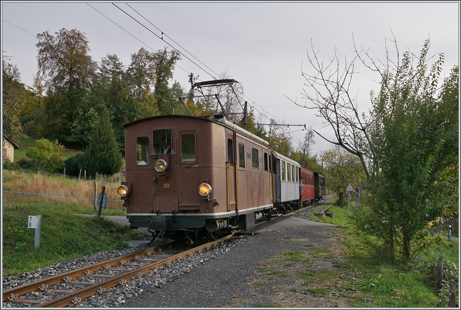  La DER de la Saison 2023  - Die BOB HGe 3/3 N° 29 erreicht auf der Fahrt nach Blonay den Halt Cornaux, und - da ich hier einsteigen möchte - wird hier halten. Genüsslich beende ich meinen Tag und diese Saison bei der B-c im Kaiserwagen...

29. Oktober 2023