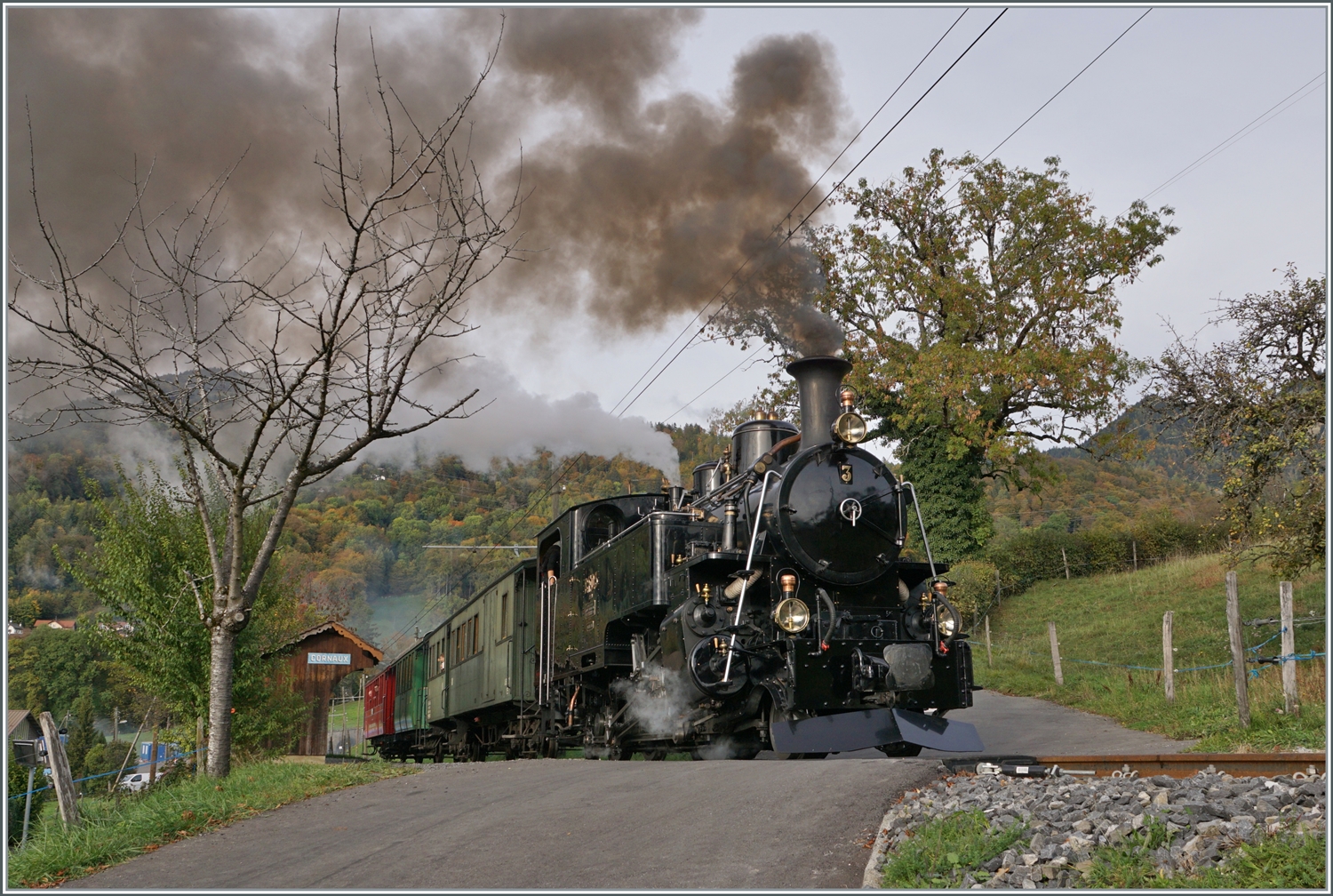  La DER de la Saison 2023  - Die neue, teure, aber wenig effiziente Kohle dürfte wohl nur den Fotografen eine gewisse Freude bereiten... Die strake Steigung von Vers-Chez-Robert nach Chamby verlangt von der BFD HG 3/4 N° 3 der B-C die ganze Kraft. Das Bild zeigt den Zug bei der Haltestelle Cornaux. 

29. Oktober 2023