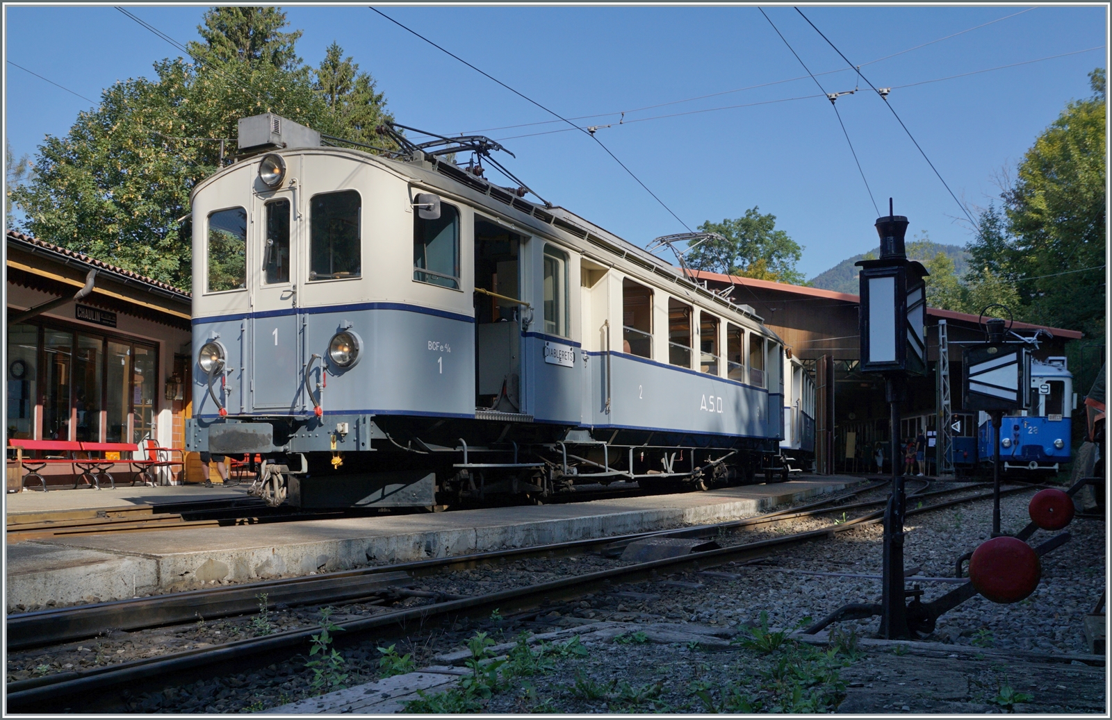  Le Chablais en fête  bei der Blonay Chamby Bahn. Die Eröffnung des ersten Teilstückes der Bex - Villars vor 125 Jahren, sowie die vor 80 Jahren erfolgte Fusion einiger Strecken im Chablais war der Anlass zum diesjährigen Herbstfestivals  Le Chablais en fête . Als besondere Attraktion zeigt sich der ASD BCFe 4/4 N° 1  TransOrmonan  der TPC mit seinem B 35 als Gastfahrzeug.
Das Bild zeigt den 1913 gebauten und 1940 umgebauten BCFe 4/4 N° 1 mit seinem B 35 nach der Ankunft in Chaulin. 

10. September 2023