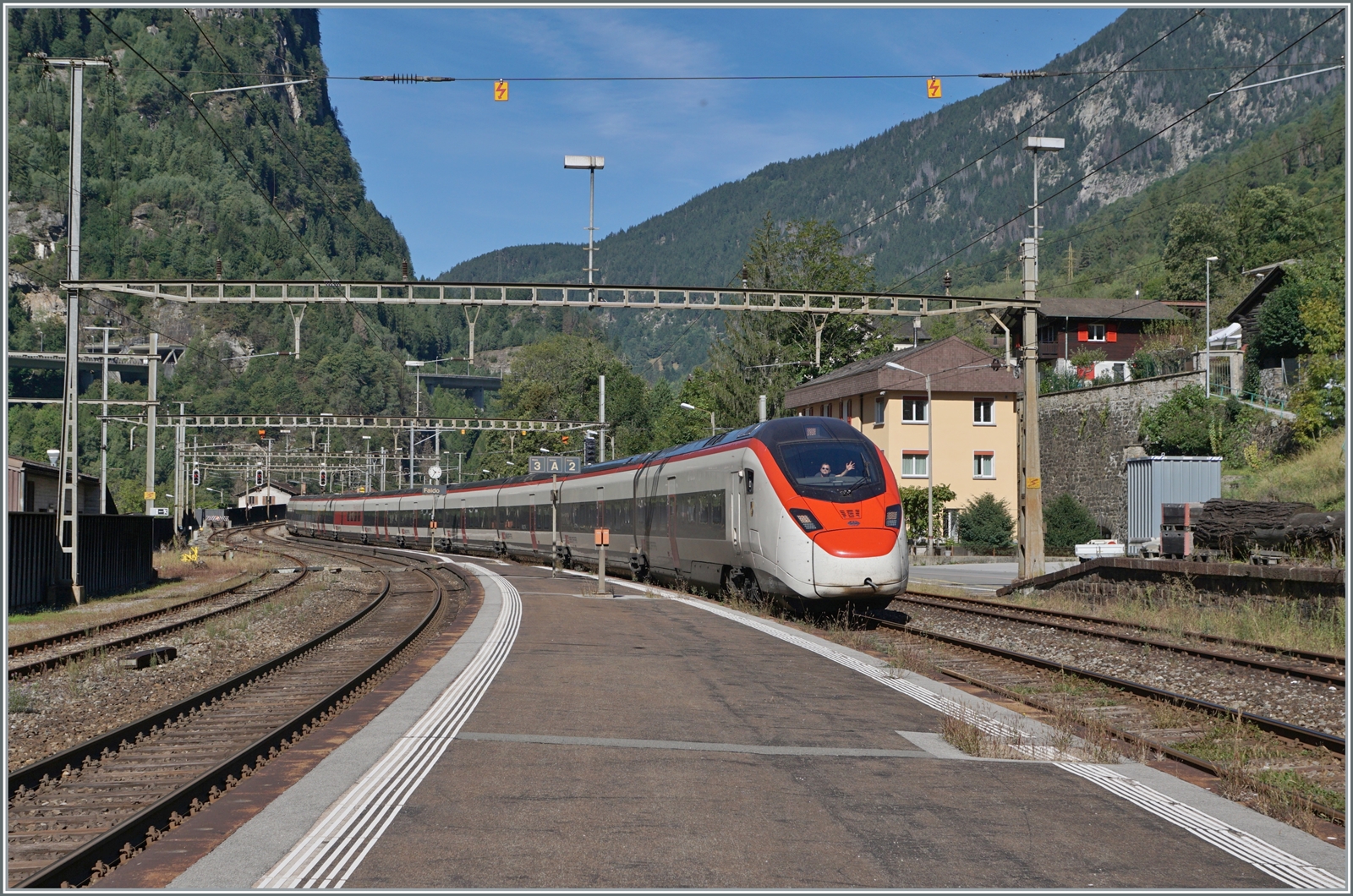 Lokführer und Reisende geniessen die Fahrt über die Gotthard Bahn  Panorama -Strecke auf ihrer Fahrt in den Süden. Die beiden SBB Giruno RABe 501 008  Monte Ceneri  und 006  Kt. Obwalden  sind als EC 10315 von Zürich nach Milano unterwegs, als ich den langen Zug bei Faido fotografieren konnte. Eine schriftliche Bestätigung des Lokführes liegt vor, hier auch gleich einen lieben Danke für die Info zu den Giruno Fahrzeugnummern an Silvio.

4. September 2023