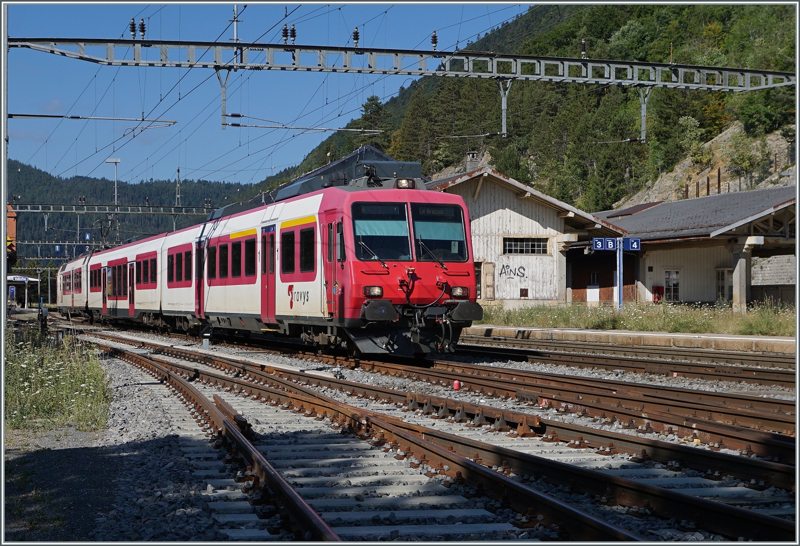 Mit dem ABt an der Spitze verlässt ein TRAVYS Domino den Bahnhof von Vallorbe in Richtung Le Brassus.
 
21. Juli 2023