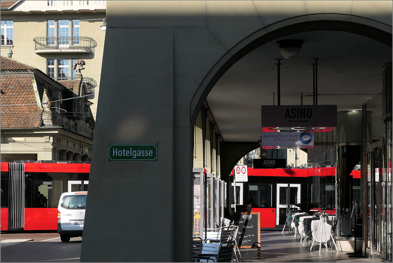 Mit Peter unterwegs in Bern - 

Ein Bild zum Weiterdenken: Hinter den Arkaden am Casinoplatz fährt ein Tramlink vom Casionplatz in den diagonal versetzten Theaterplatz ein. Blaue Müllsäcke rechts am Arkadengang haben zu diesem Schnitt geführt.

07.07.2025 