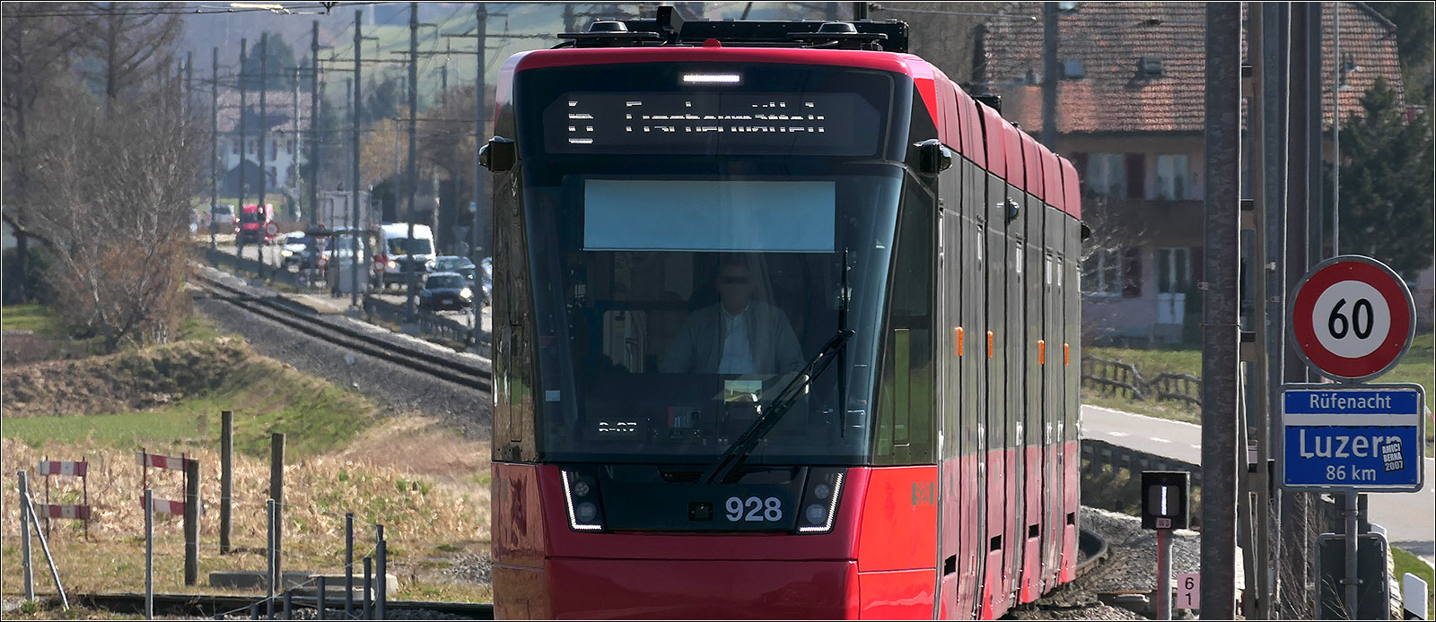 Mit Peter unterwegs durch Bern - 

Den Stier bei den Hörner gepackt habe ich hier, da ich die Bahn so unten angeschnitten hatte. So legt ich oben auch den Schnitt direkt über das Dach und so entstand eine besondere Wirkung der Bahn und ihrem Hintergrund. Ich meine in der (Bahn-)werbung wird manchmal ähnliches gemacht.

Tramlink 928 der Linie 6 nach Fischmätteli auf eingleisiger Überlandstrecke kurz vor der Haltestelle Siloah.

06.03.2025

