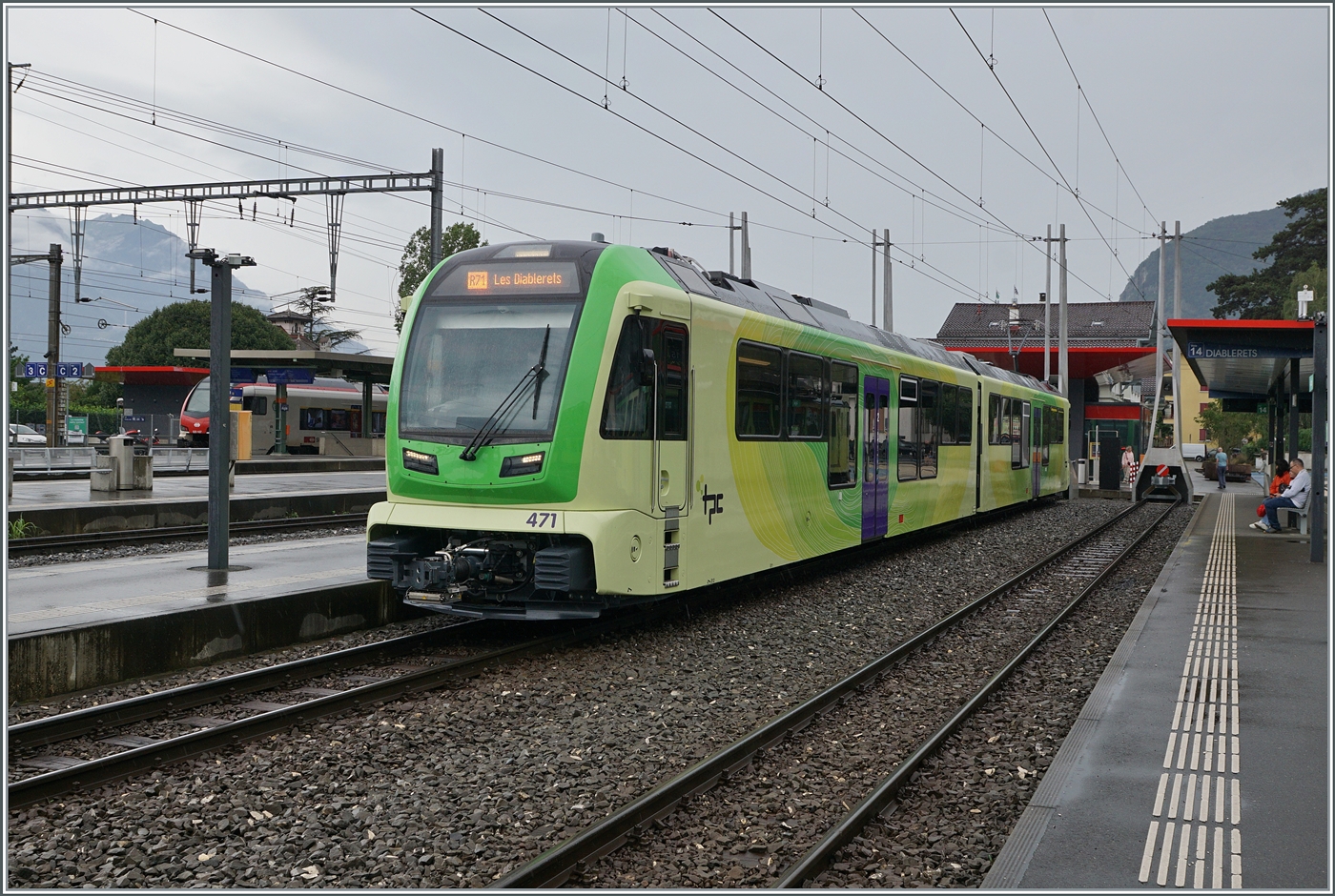Nachdem ich bereits im Winter 2023/24 die neuen ABe 4/8 in Aigle Dépôt entdeckte, dauerte es doch noch bis zum Sommer, bis die Züge dann wirklich im fahrplanmässgien Einsatz standen. Im Bild der neue TPC ASD ABe 4/8 471 der in Aigle als R71 auf die Abfahrt nach Les Diablerets wartet. 

21. Juli 2024