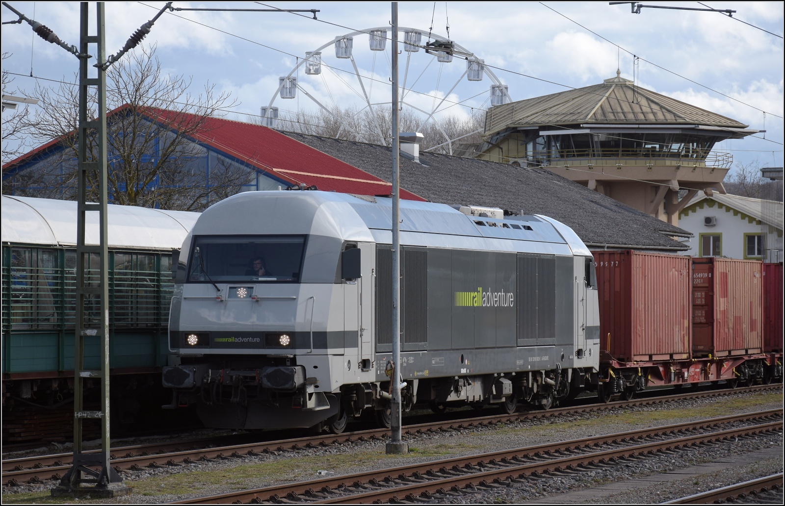Nachtrag zum S26-BB-und-IGS-Minitreffen.

Zuglok der Überführungsfahrt für 555 002 der Tyne & Wear Metro ist 2016 905, frisch lackiert für Rail Adventure. Constance upon Ryne, März 2023.