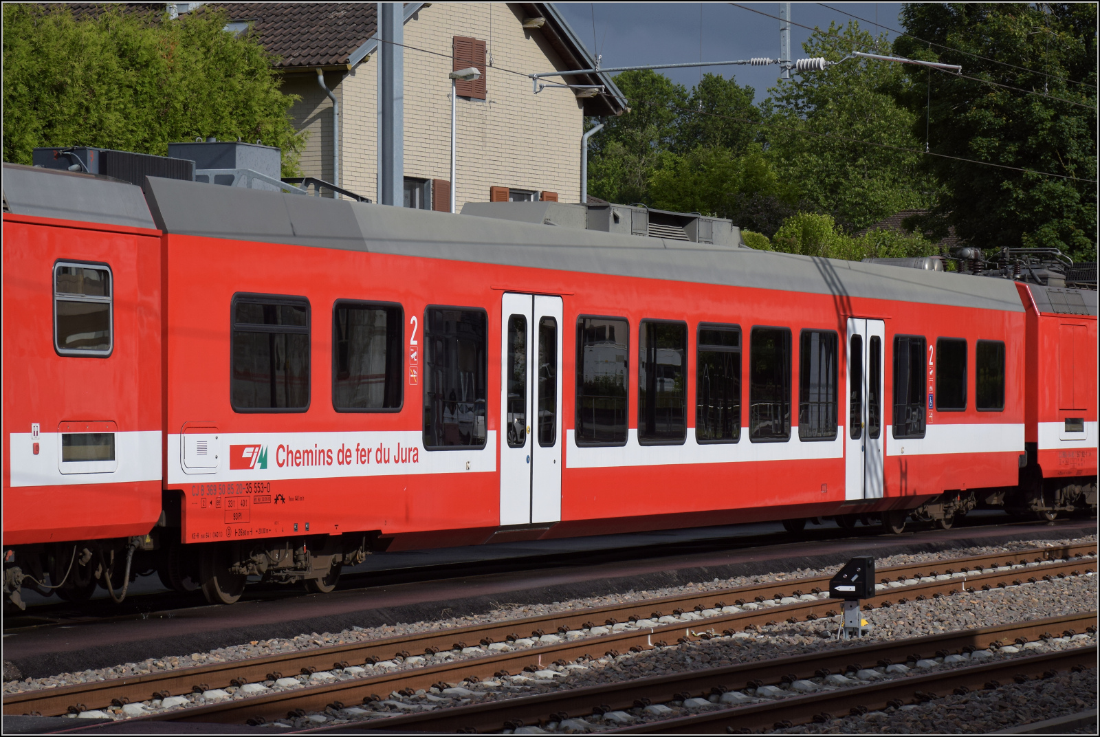Pumpfel, das Streckenende.

Der zu NPZ RBDe 567 182 geh�rige, niederflurige LEGO-Zwischenwagen CJ B 369 ist sch�n gestaltet im Design der CJ und in einem vorbildlichen optischen Zustand. Seine NVR-Nummer lautet 50 85 20-35 553-0. Bonfol, Mai 2024.