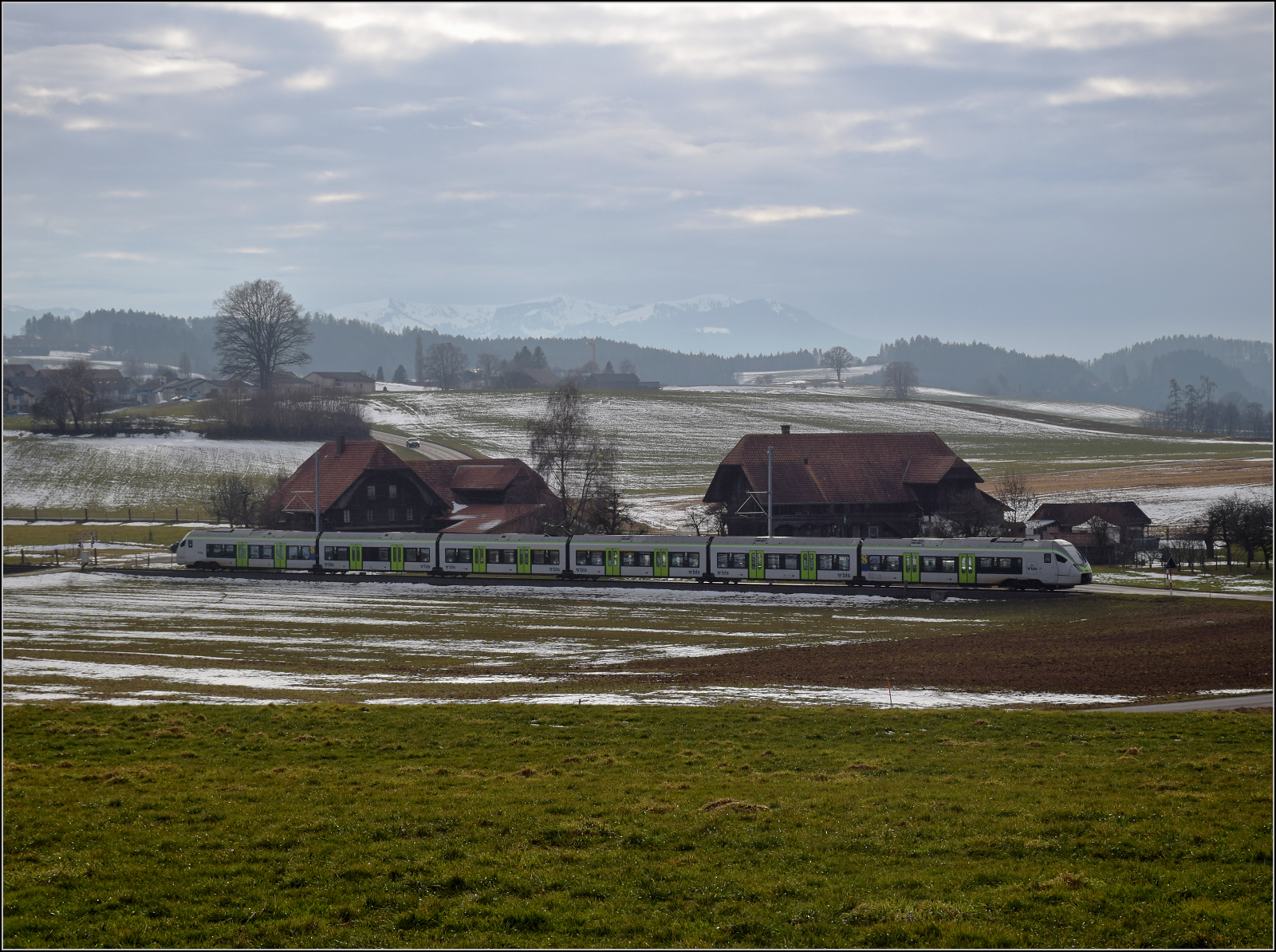 RABe 528 213 ist kein Mika sondern KAMI und bei H�usern auf dem Weg nach Bern. Althaus, Januar 2026.