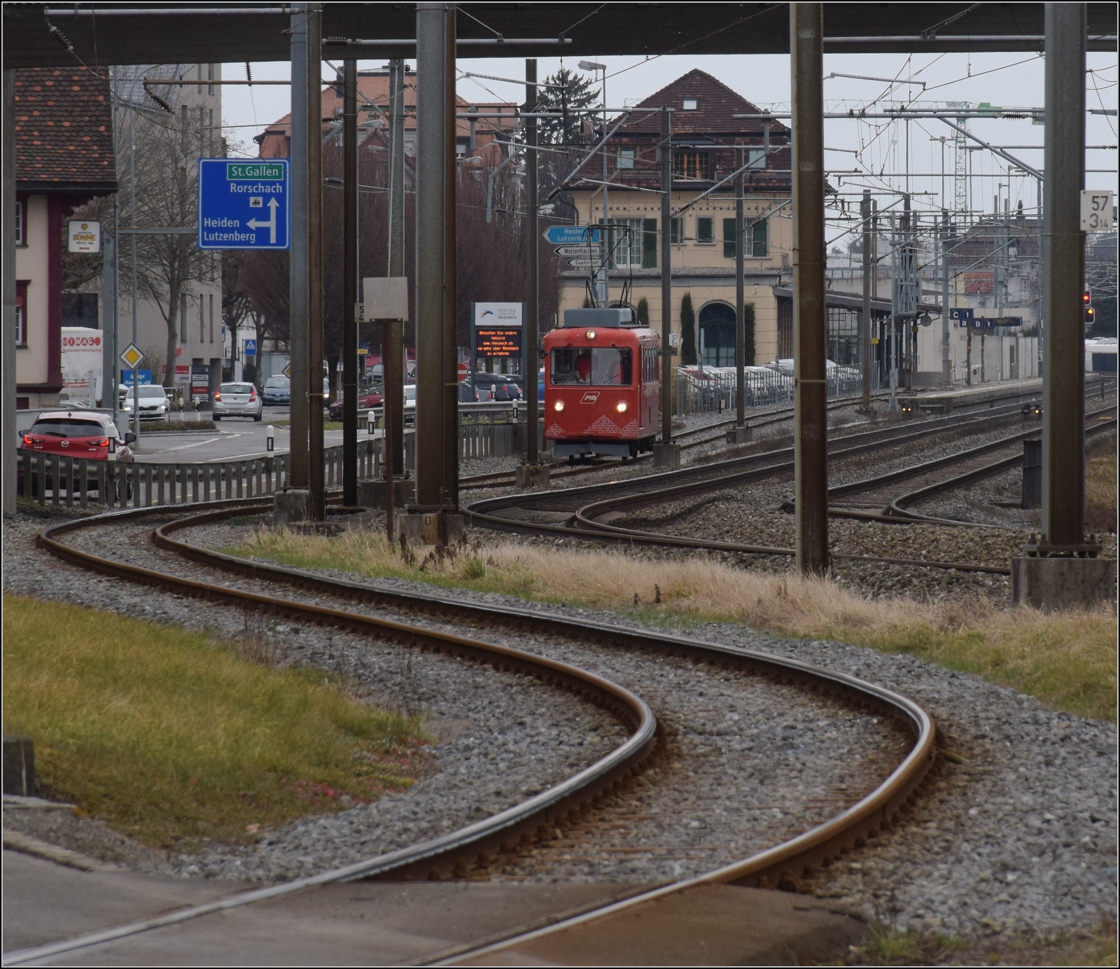 S26-BB-und-IGS-Minitreffen.

Achtung! BDeh 1/2 1 'Liseli' naht mit Höchstgeschwindigkeit. Ruderbach, Februar 2023.