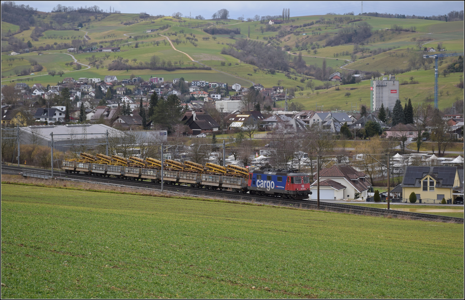 Schlechtwetter und ein Baustellendrama bei Frick. 

Re 420 337 f�hrt mit einem Bauzug zum B�zberg. Februar 2026.