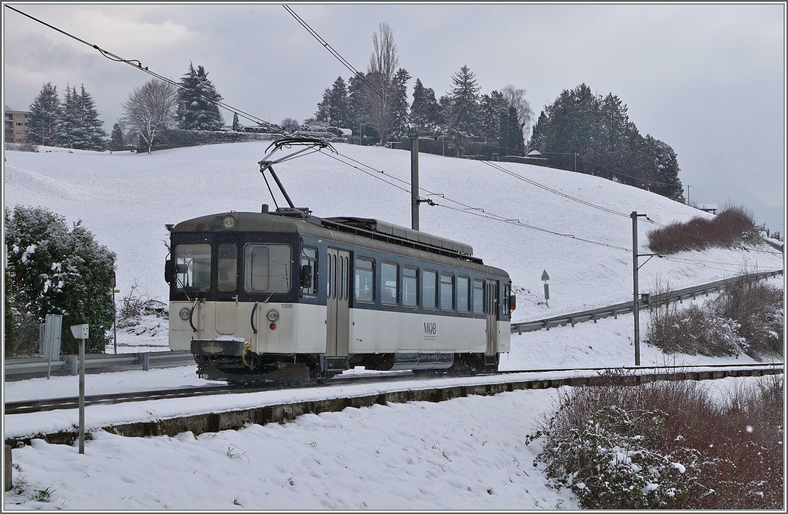 Selten, aber doch hin und wieder wird der MOB Be 4/4 1006 im Regionalzugsdienst eingesetzt, so auch am  22. Jan 2023, als er bei Planchamp von Les Avants nach Montreux unterwegs war.

