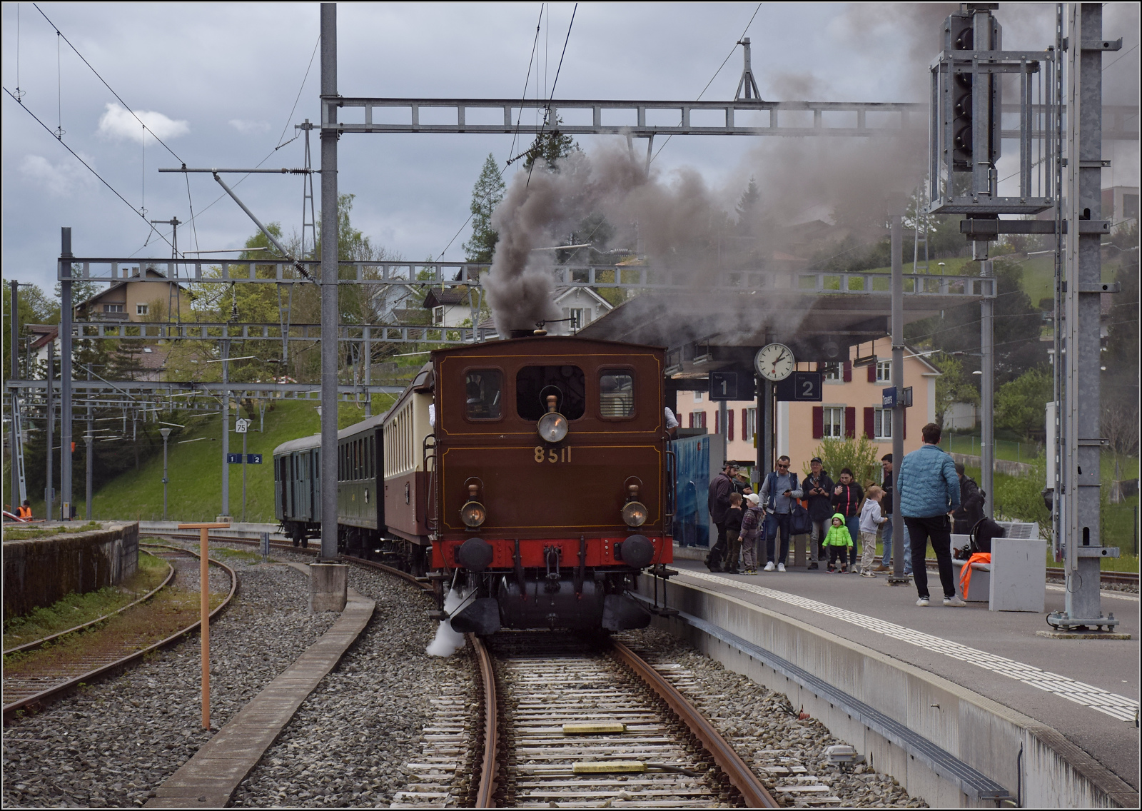 Train du Terroir.

E 3/3 5811 in Travers. Mai 2024.