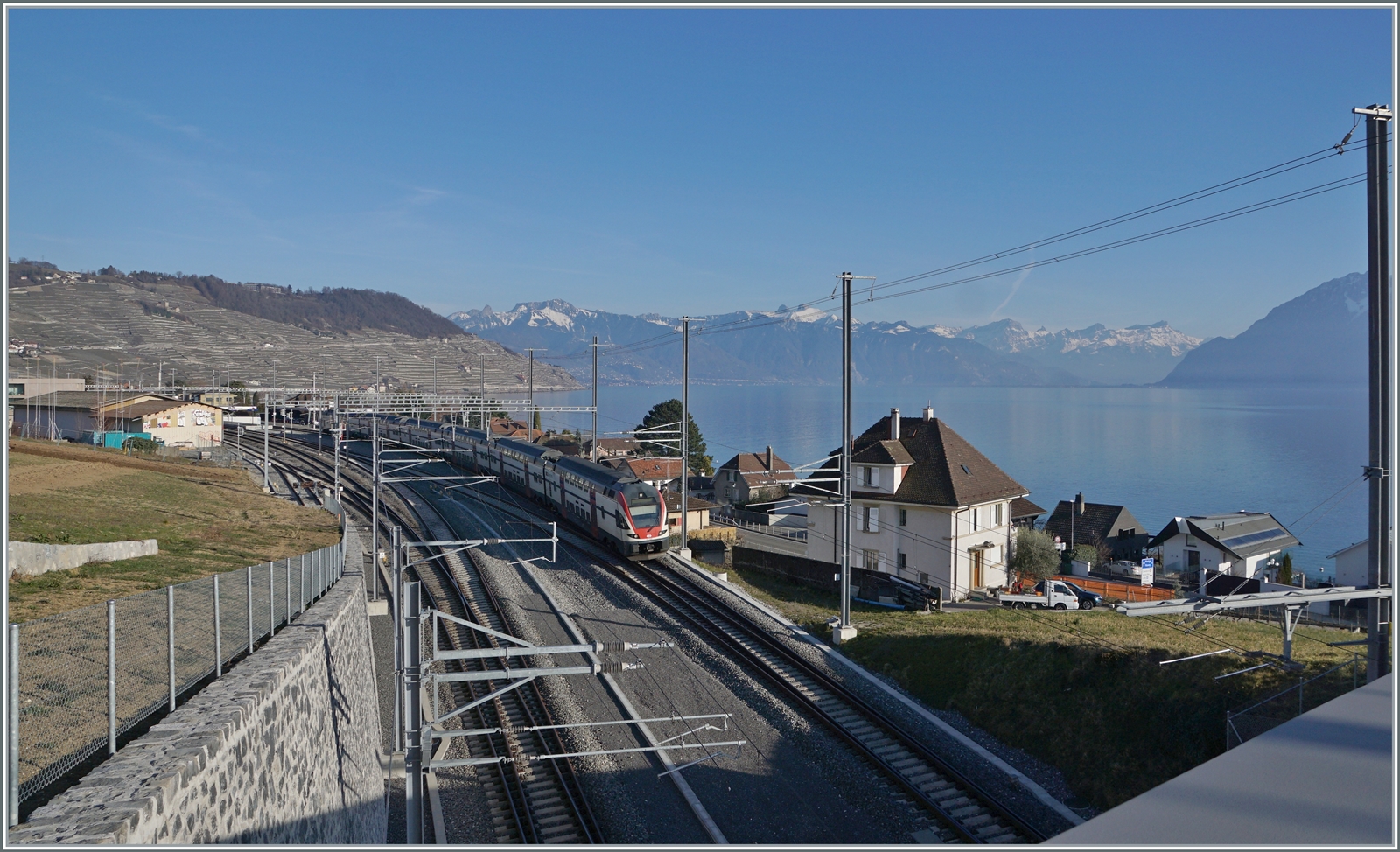 Überblick von Westen her über den Bahnhof von Cully mit einem durch fahrenden SBB RABe 511 in Richtung Annemasse. 

16. Feb. 2023