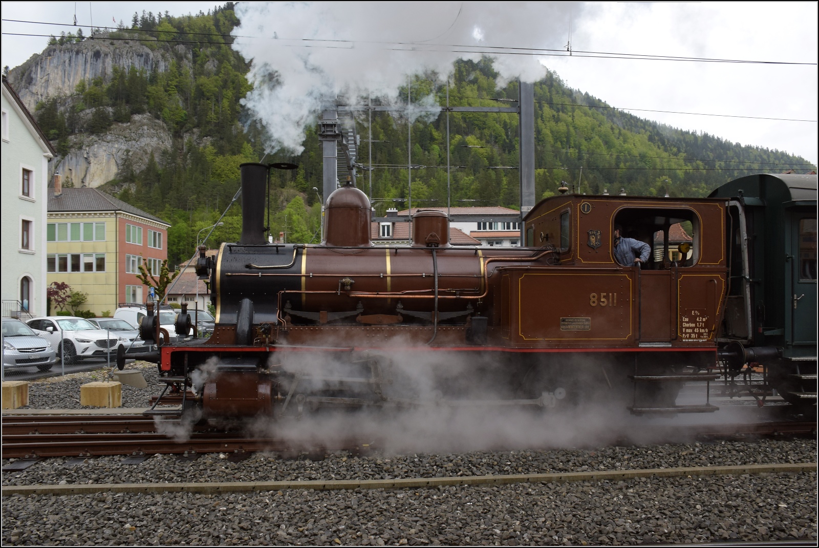 Vapeur Val-de-Travers: Train  Au fil de l'Areuse .

E 3/3 8511 in Fleurier. Mai 2023.