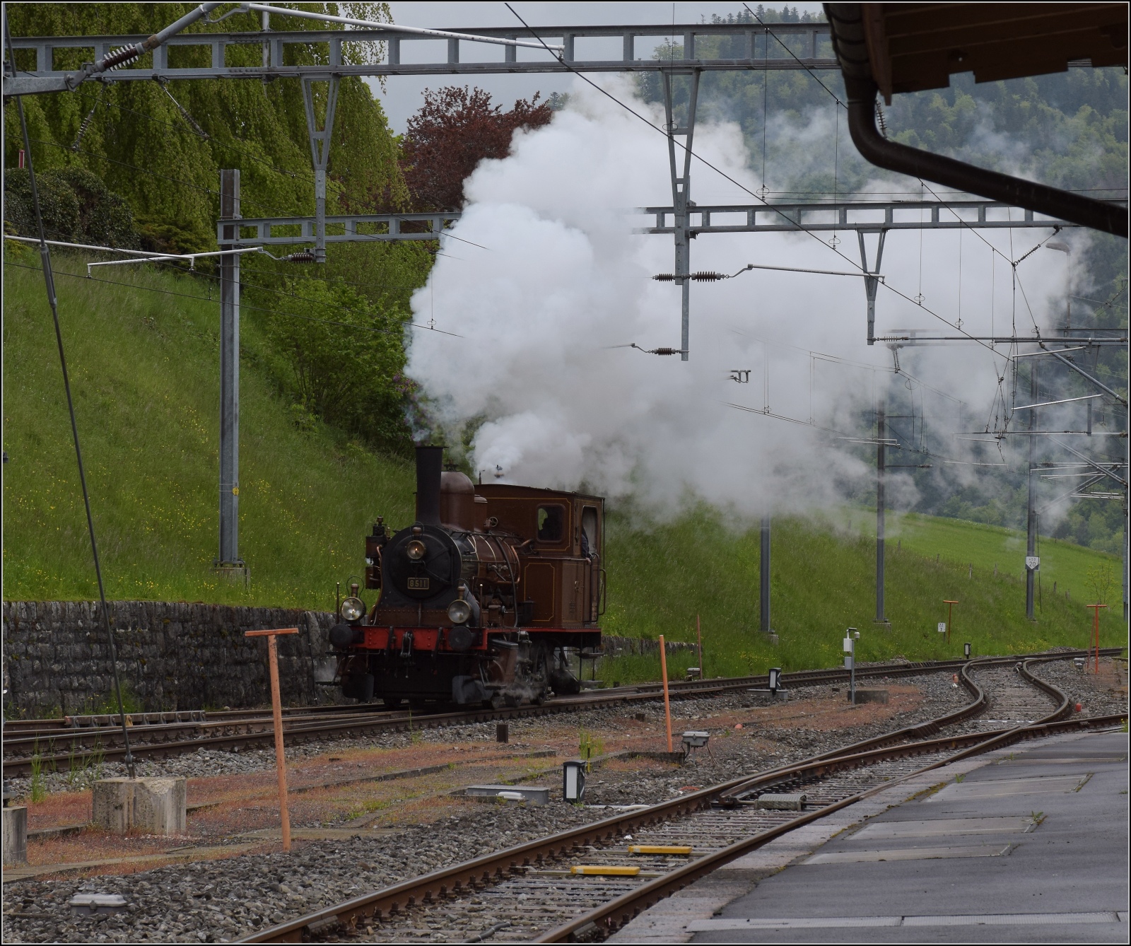 Vapeur Val-de-Travers: Train  Au fil de l'Areuse .

E 3/3 8511 umfährt in Travers ihren Zug. Mai 2023.