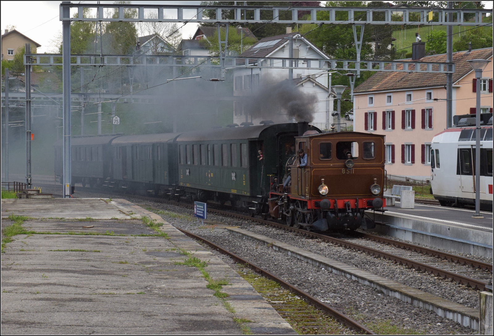 Vapeur Val-de-Travers: Train du Terroir.

Ankunft von E 3/3 8511 mit ihrem Zug in Travers. Mai 2023.