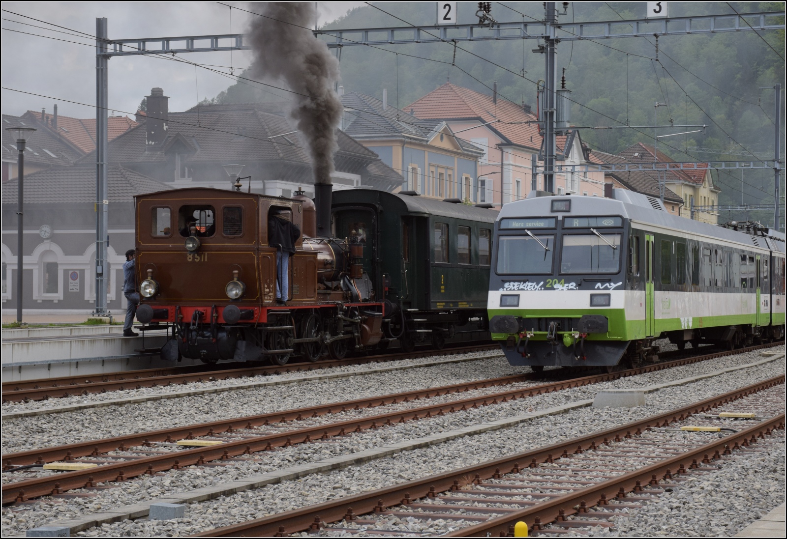 Vapeur Val-de-Travers: Train du Terroir.

Ös Biz schmöcke muess es scho. Die französische Variante des Werbespruchs kenne ich leider nicht, aber E 3/3 8511 nimmt das ernst und nebelt Fleurier ein wenig ein. Mai 2023.