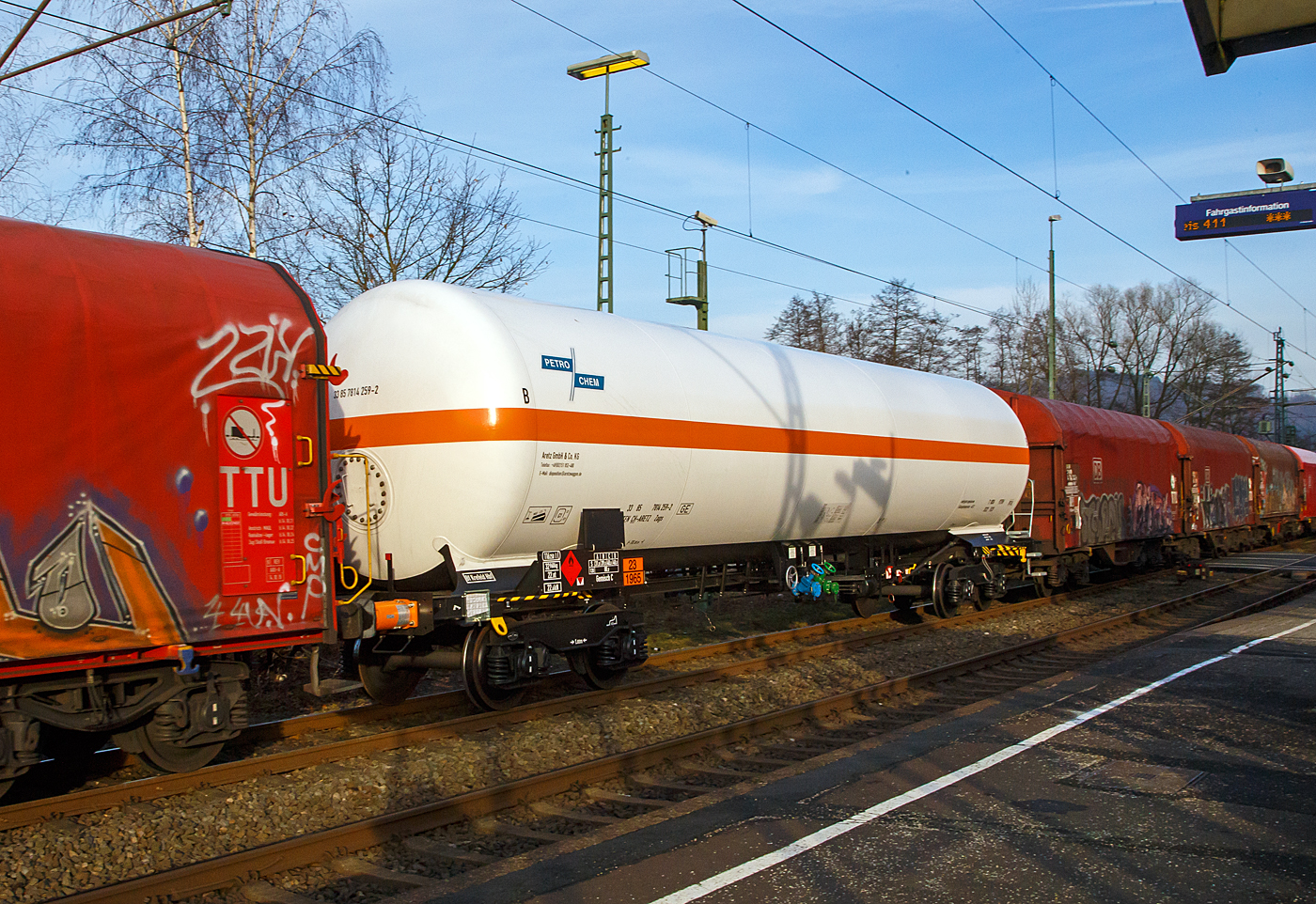 Vierachsiger Drehgestell-116 m³-Druckgaskesselwagen der Gattung Zags (ohne Sonnendach), 33 85 7814 259-2 CH-ARETZ, der Vermietungsfirma ARETZ GmbH & Co. Kesselwagen KG (Krefeld), vermietet an die PETROCHEM Mineralöl-Handelsgesellschaft m.b.H. (München) am 18.01.2023 Zugverband bei einer Zugdurchfahrt in Scheuerfeld (Sieg) in Richtung Köln.

Die Gefahrguttafel zeigt an (was drin ist):
Oben die Gefahrenzahl 23: Gas entzündbar
Unten die UN-Nummer 1965: Kohlenwasserstoffgas, Propan-Butan Gemische, verflüssigt. Hier Gemisch C (Propan).

TECHNISCHE DATEN (gem. Anschriften) :
Spurweite: 1.435 mm
Achsanzahl: 4 (in 2 Drehgestelle)
Länge über Puffer : 18.000 mm
Drehzapfenabstand: 12.100 mm
Achsabstand im Drehgestell: 1.800 mm
Laufraddurchmesser: 920 mm (neu)
Höchstgeschwindigkeit: 100 km/h (beladen) / 120 km/h (leer)
Eigengewicht: 32.960 kg
Nutzlast: 48,0 t (bei Streckenklasse D)
Gesamtvolumen: 116.250 l (116 m³)
Bauart der Bremse: KE – GP (LL)
Kleinster befahrbarer Gleisbogen: R 35 m
Intern. Verwendungsfähigkeit: TEN - GE

Die Bedeutung der Gattungs- und Kennbuchstaben (hier Zags):
Z - Wagen mit öffnungsfähigem Dach 
a - mit vier Radsätzen
g - für den Transport von verdichteten, verflüssigten oder unter Druck gelösten Gasen
s - Höchstgeschwindigkeit 100 km/h (beladen)