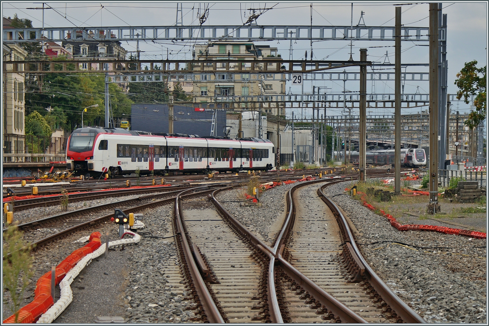 Während ein Fernverkehrs RABe 523 (Mouette) als Regionalzug nach Palézieux den Bahnhof von Lausanne verlässt, steht im Hintergrund der TGV Lyria Rame 4718, um bereitgestellt zu werden. 

2. Sept. 2024