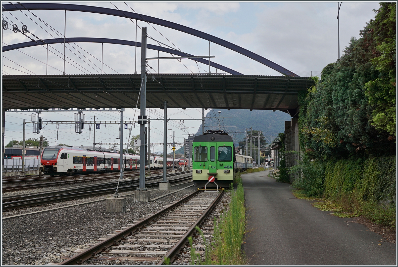 Während im Hintergrund ein R3 von St-Maurice nach Vallorbe in Aigle angekommen ist, steht der TPC BDe 4/4 404 mit Bt wohl als Reserve bereit. 

3. August 2024