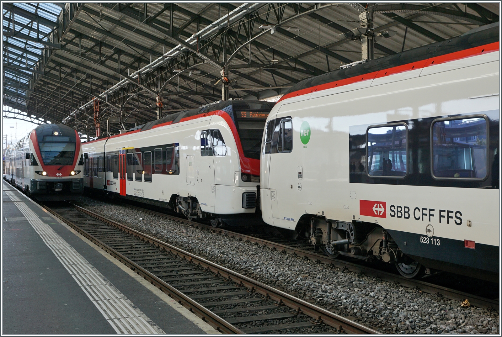 Während links im Bild der SBB RABe 511 038 nach Cully einfährt, werden rechts im Bild ein  normaler  Flirt3 mit einem  Fernverkehrs  Flirt 3  Mouette  vereinigt um gemeinsam nach Palézieux zu fahren. 

Lausanne, den 20. Februar 2023