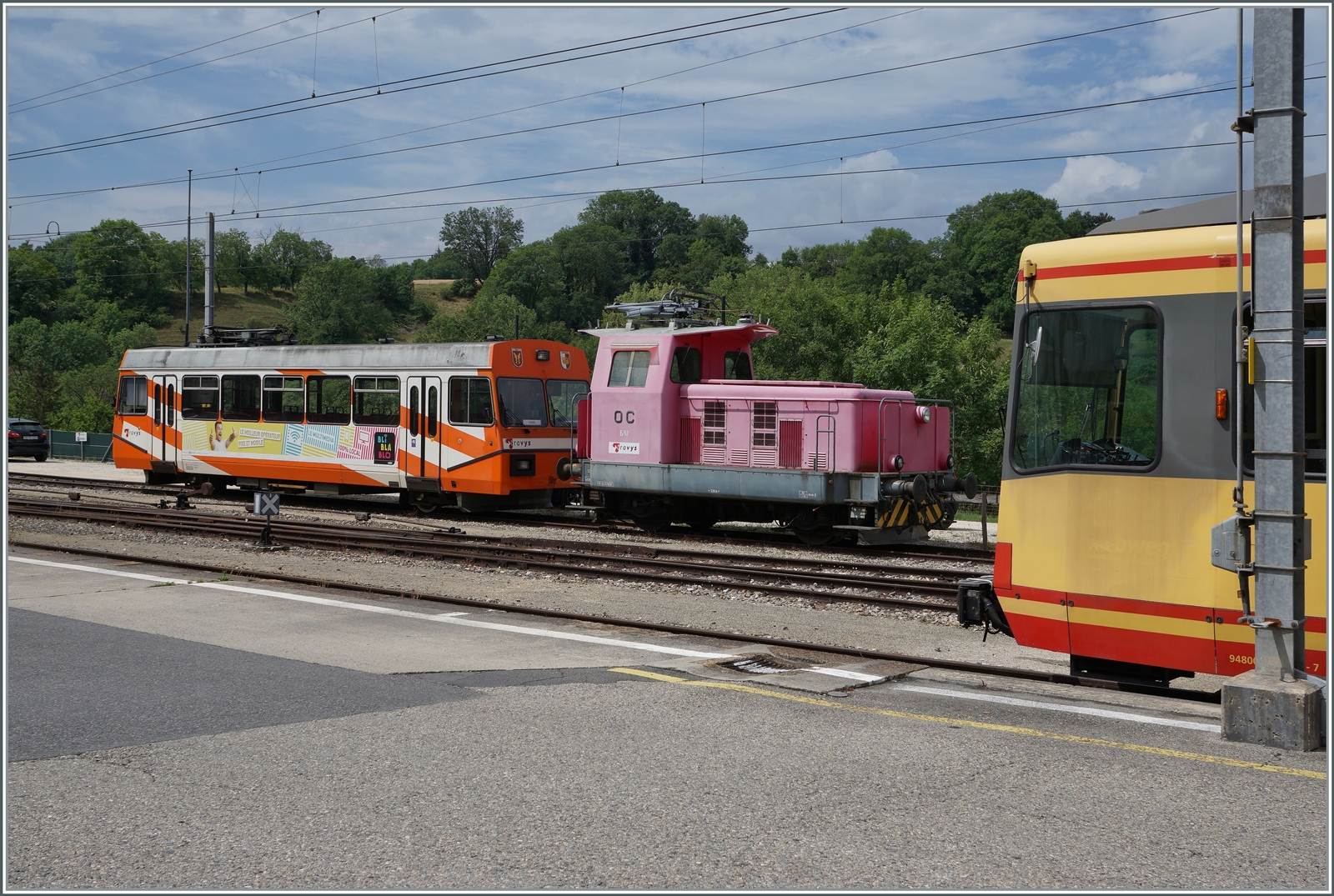 Während in Orbe der  neue  OC Be 4/8 nur angeschnitten zu sehen ist, stehen im Hintergrund der Be 2/2 14 und die Ee 2/2, wobei zumindest der Be 2/2 nicht mehr einsatzfähig ist.

4. Juli 2022