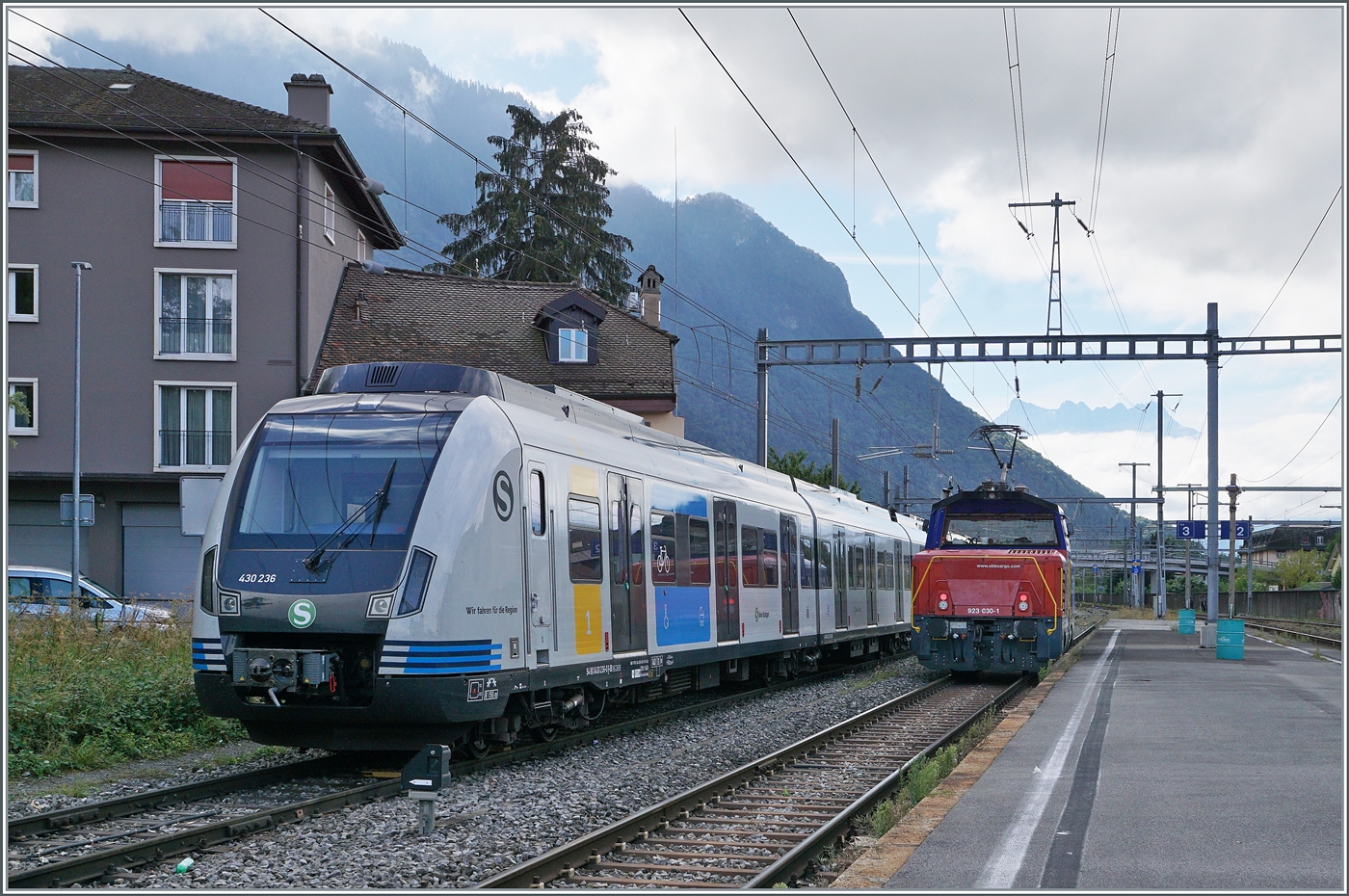 W�hrend rechts im Bild die SBB Eem 923 030-1 Villeneuve in Richtung Roche VD verl�sst, werden die beiden Stuttgarter S-Bahn Triebwagen 430 236 und 727 ins Alstom Werk Villeneuve rangiert.

6. Sept. 2024